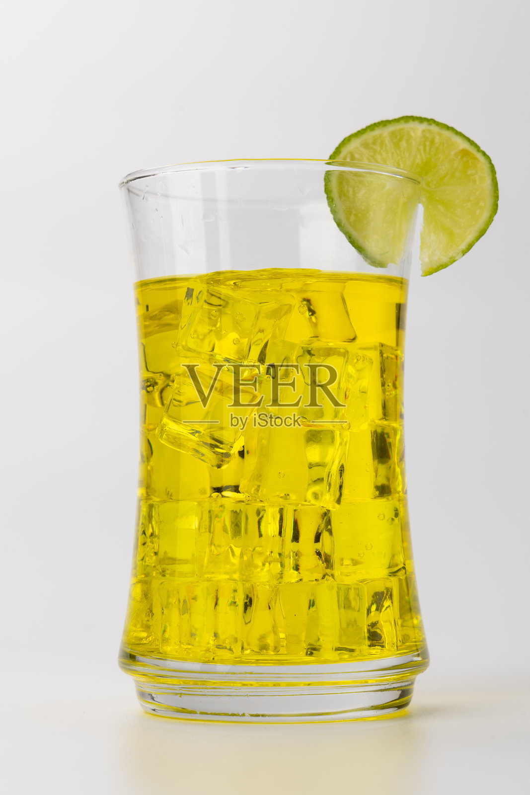 冰柠檬片清爽柠檬水照片摄影图片