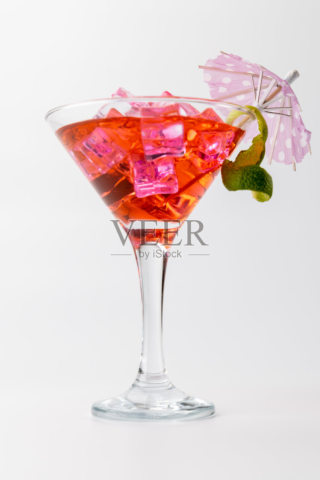 清爽的粉红柠檬水加冰和柠檬装饰照片摄影图片