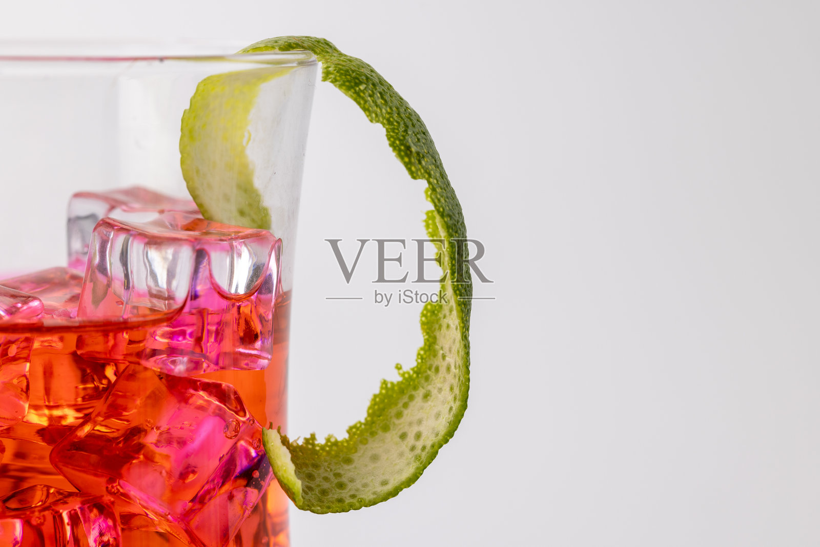 清爽的粉红柠檬水加冰块和柠檬片照片摄影图片