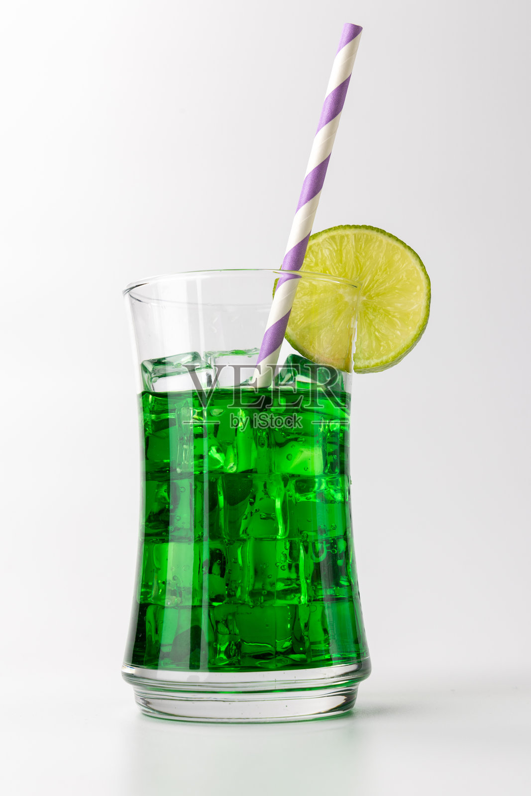 柠檬和冰的清爽绿薄荷饮料照片摄影图片