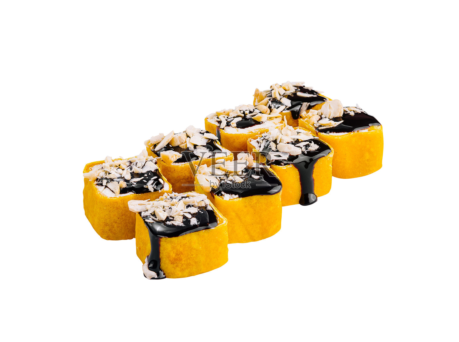 白色背景的甜寿司卷配坚果和巧克力糖浆照片摄影图片