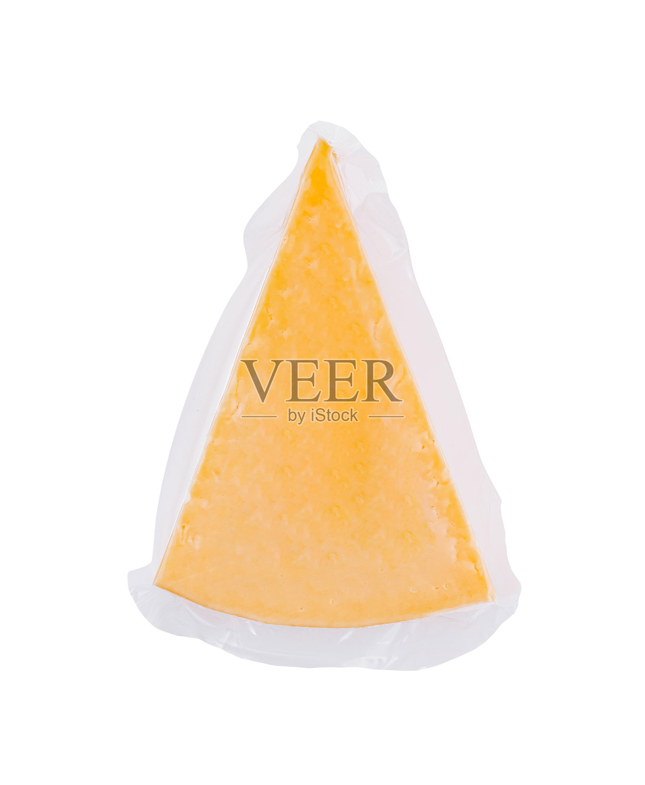 一块用塑料包裹的三角形奶酪，白色背景照片摄影图片