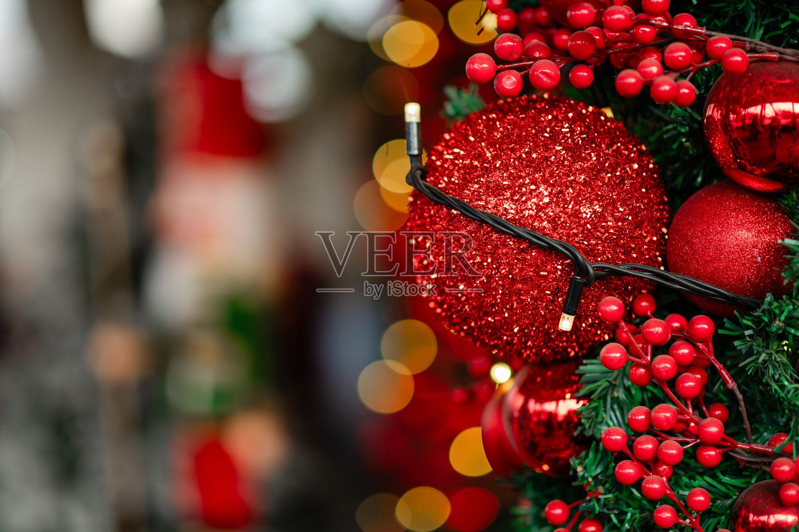 一棵挂着红球和浆果的圣诞树照片摄影图片