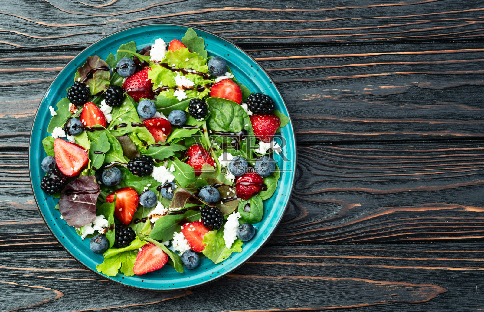 浆果沙拉(蓝莓草莓黑莓)配奶酪羊乳酪和香醋酱照片摄影图片