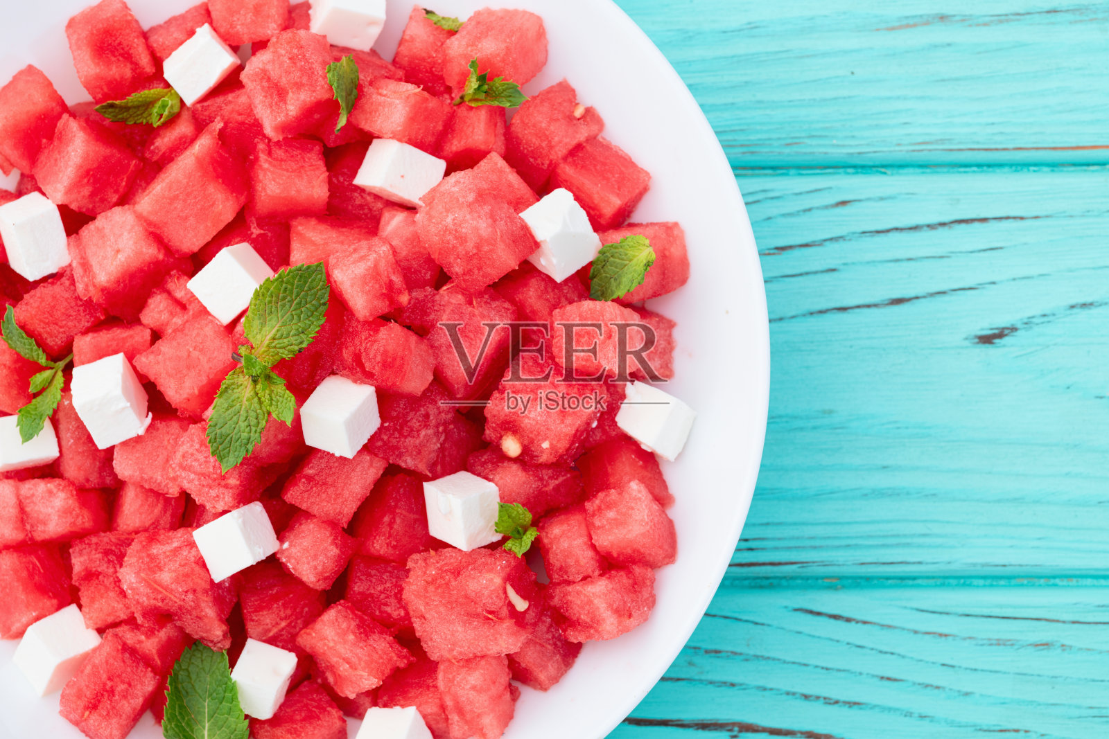 夏日西瓜沙拉配羊乳酪和薄荷照片摄影图片