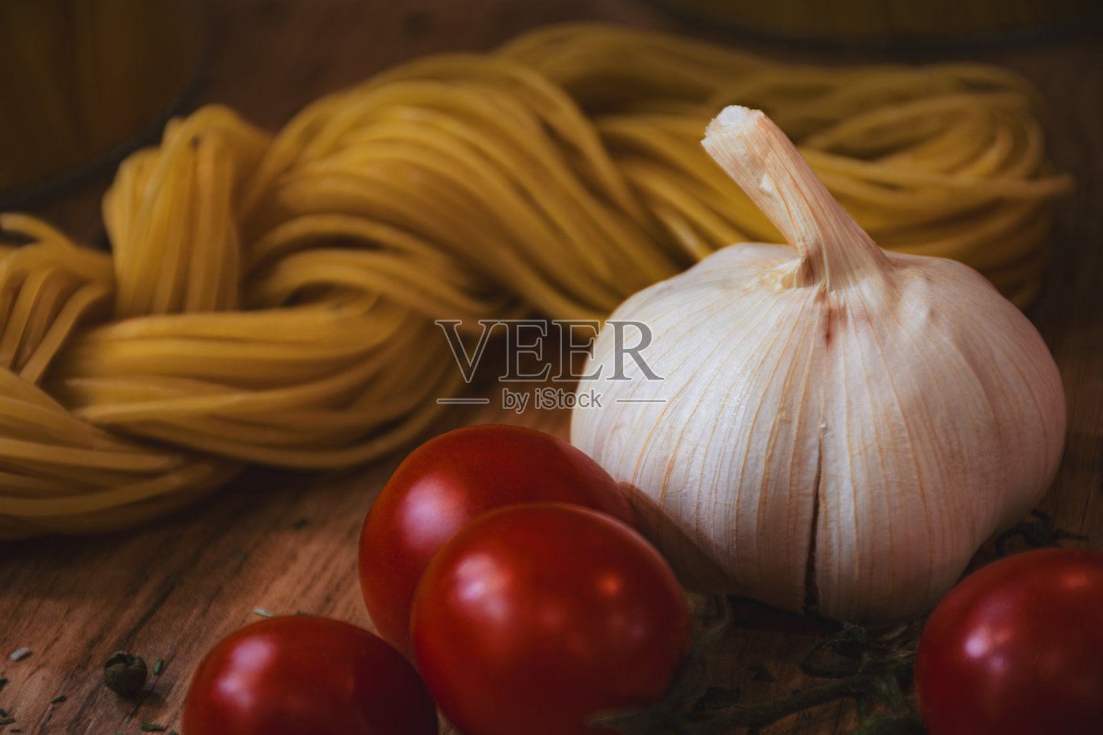 大蒜、西红柿和意大利面照片摄影图片