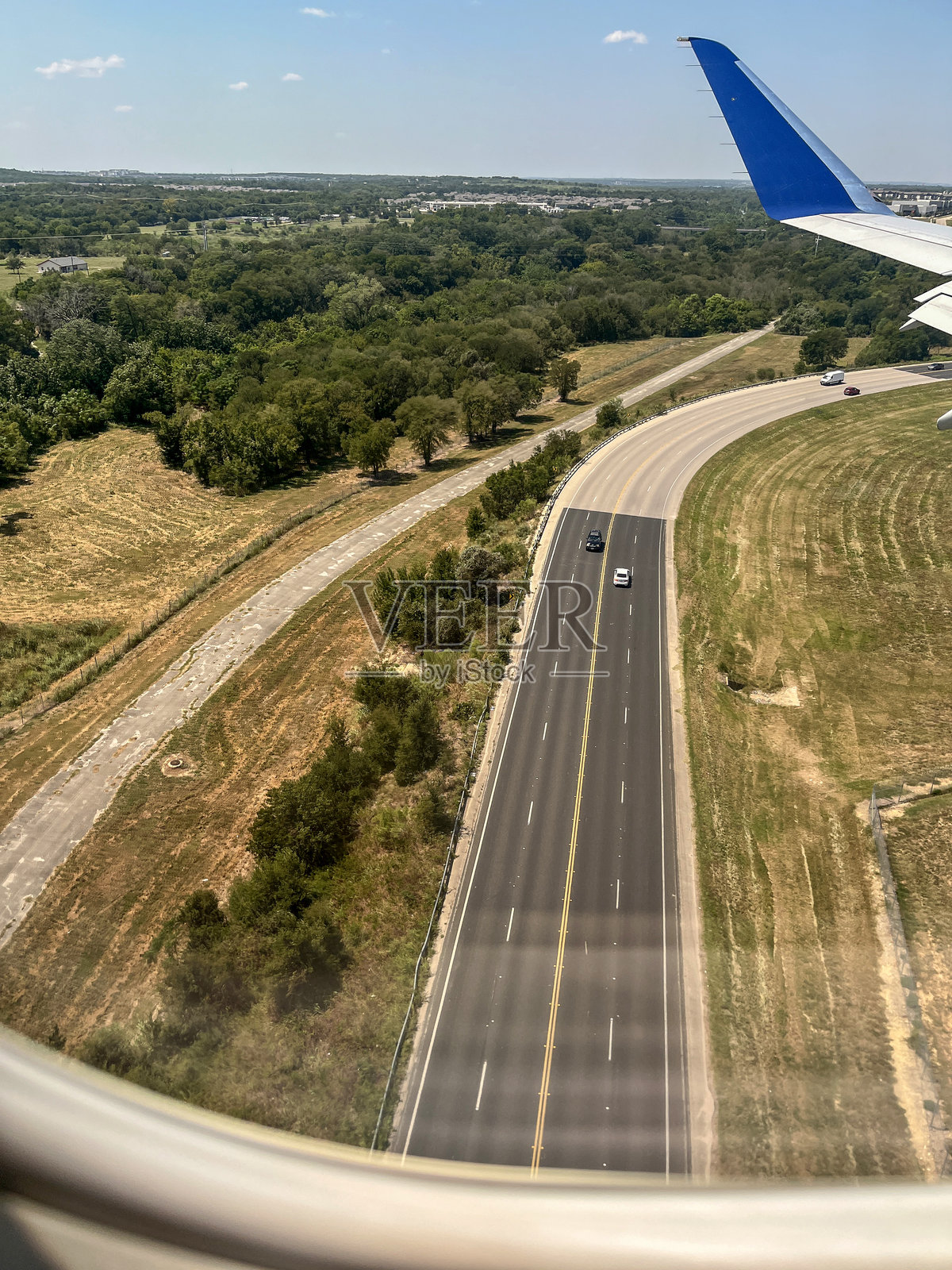 飞机飞过公路几秒钟就会着陆照片摄影图片