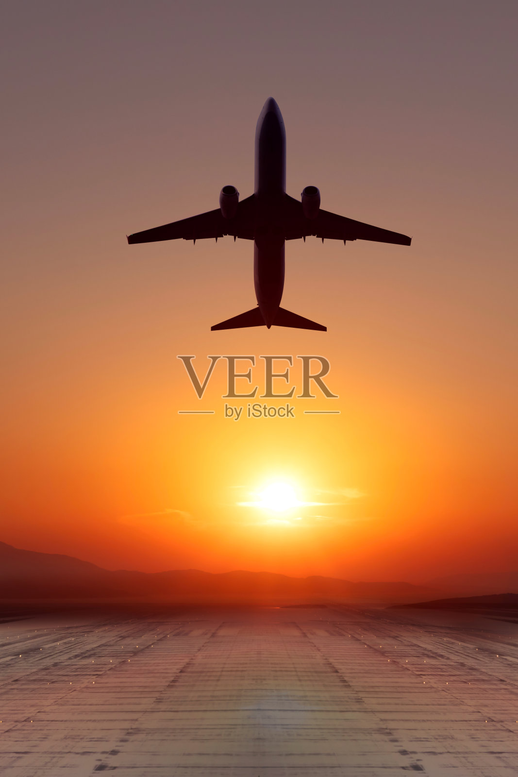 客机在日落时起飞照片摄影图片