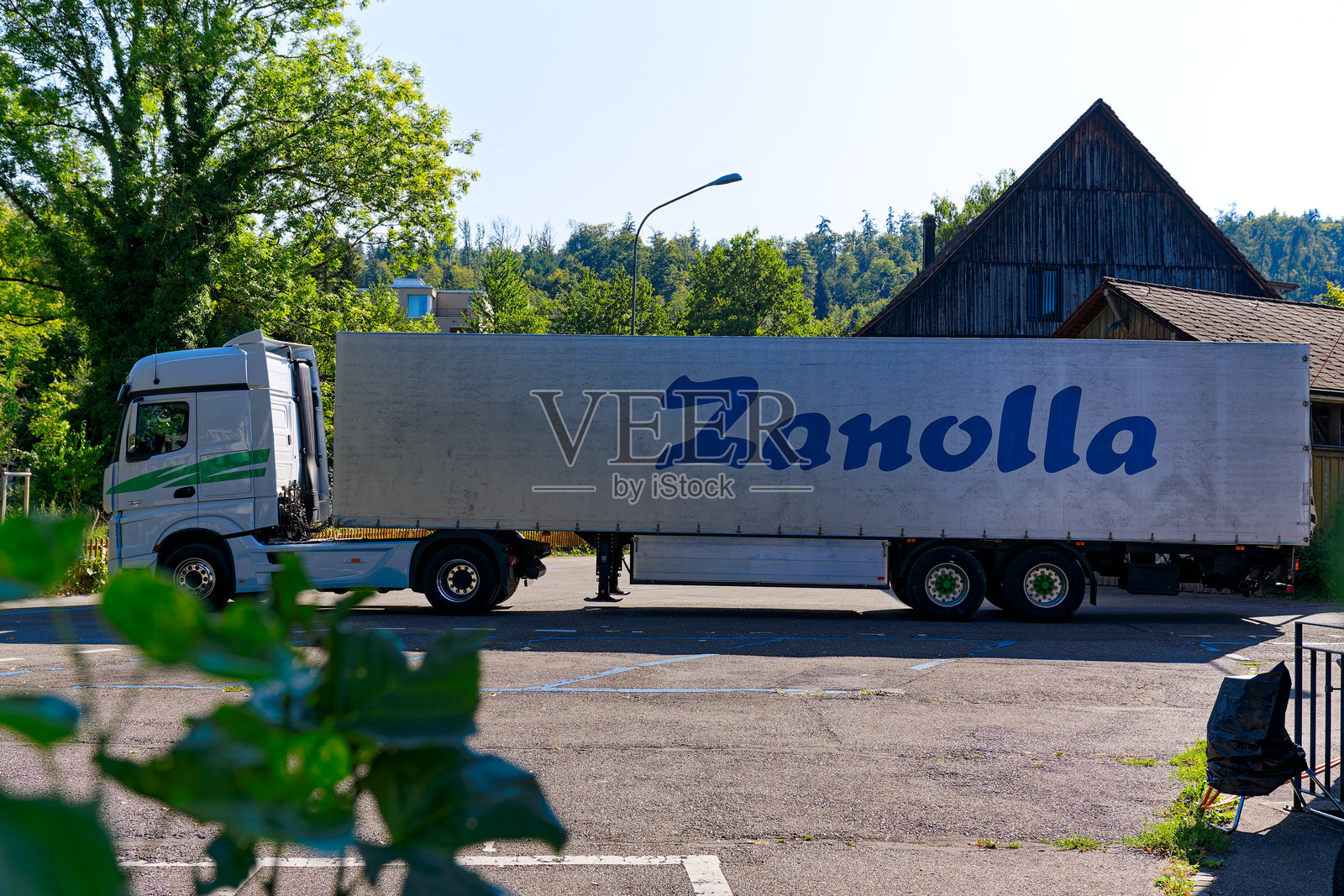 在瑞士苏黎世施瓦门丁根区的停车场，停着一辆灰色和蓝色的扎诺拉(Zanolla)游乐场公司的车。照片摄影图片