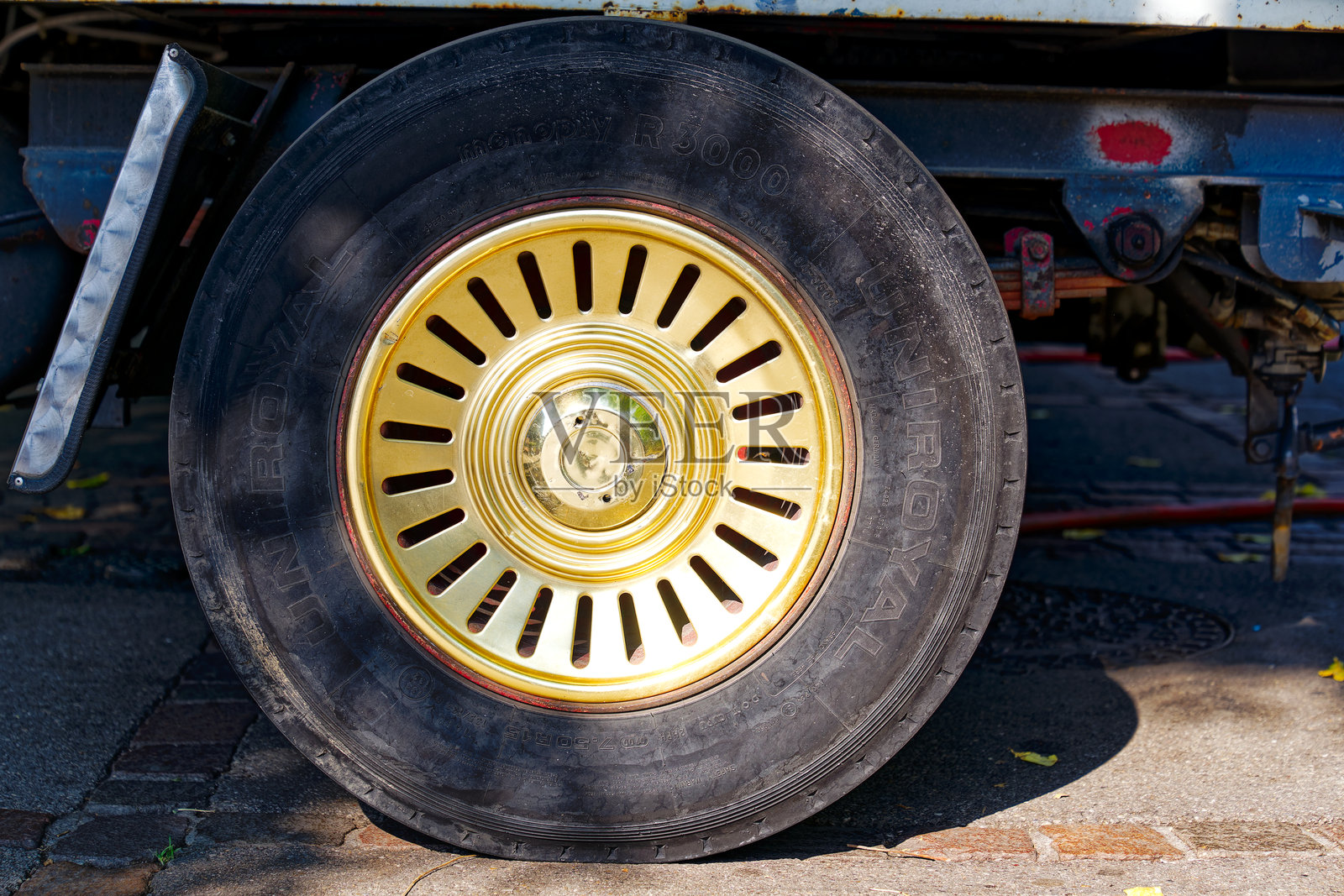 卡车车轮的侧视图与金色覆盖在瑞士镇z<e:1>里奇的游乐场。照片摄影图片