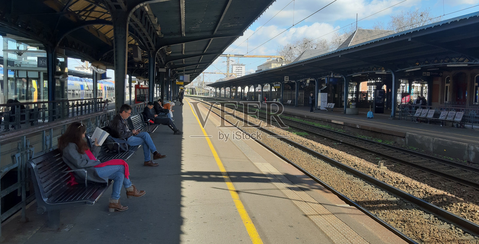 欧洲法国阿尔萨斯的科尔马火车站，人们在等火车照片摄影图片