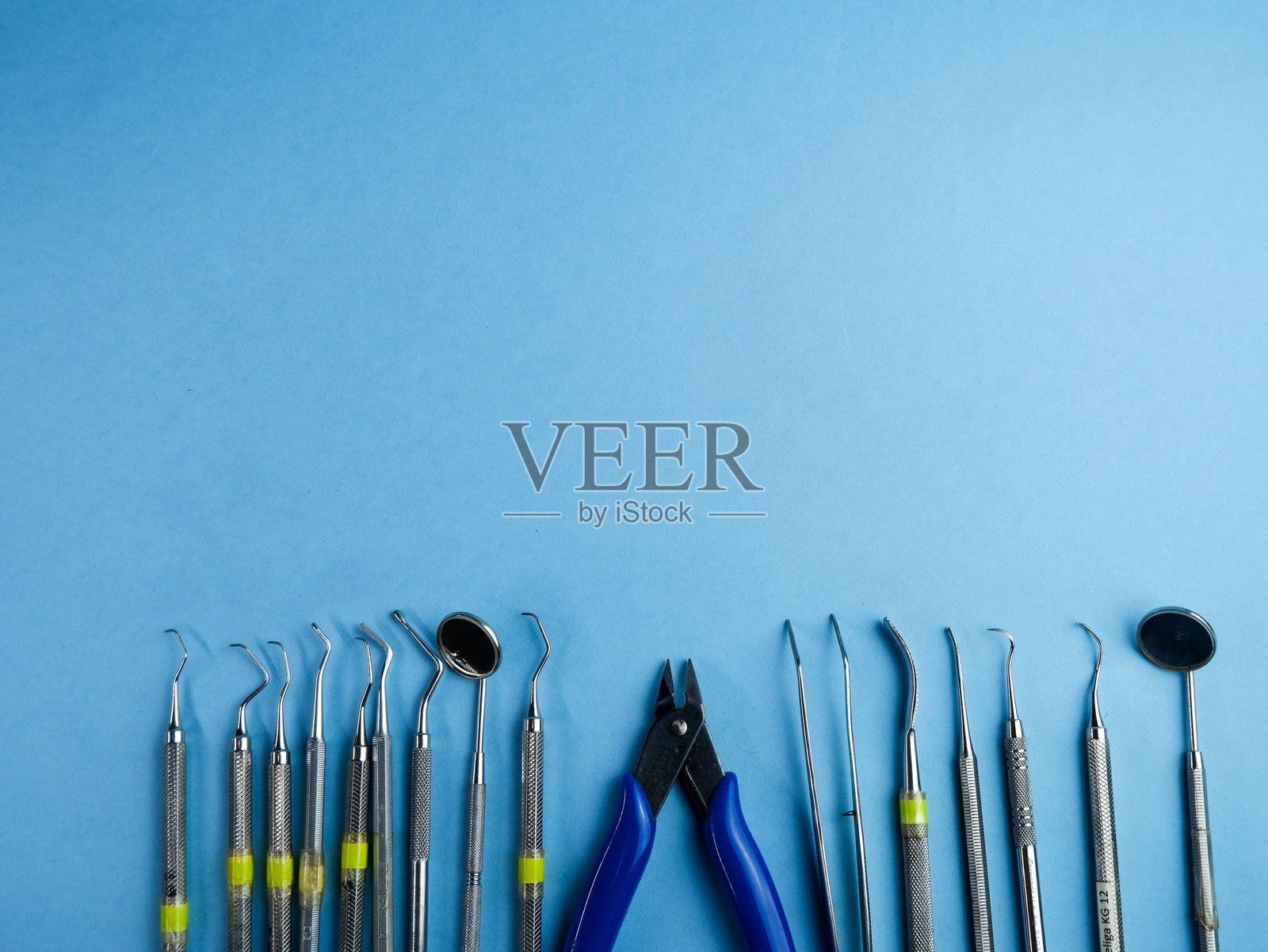 一套化妆刷在蓝色的背景。俯视图，平铺照片摄影图片