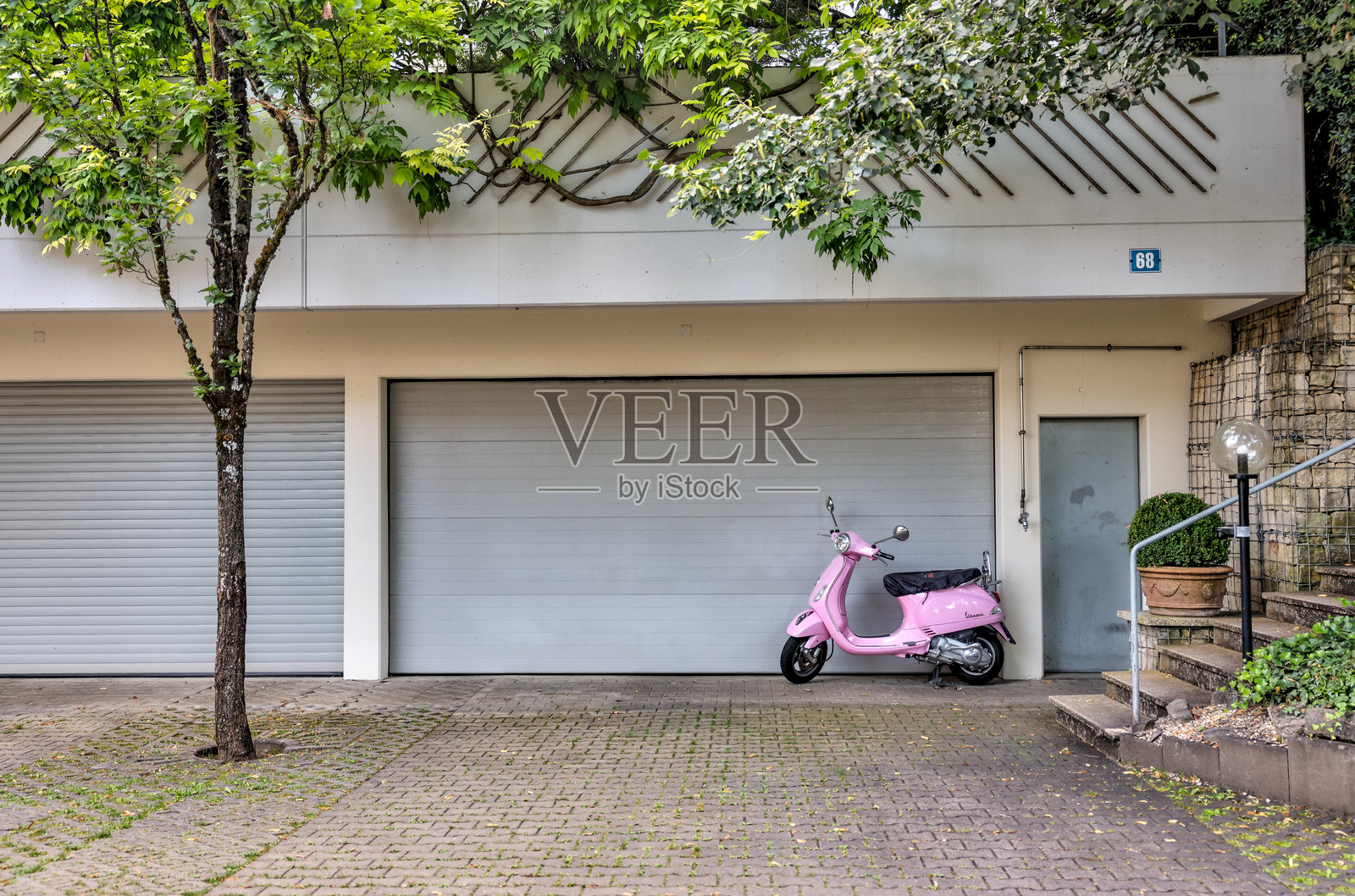 一辆摩托车停在瑞士苏黎世的一个住宅车库前照片摄影图片