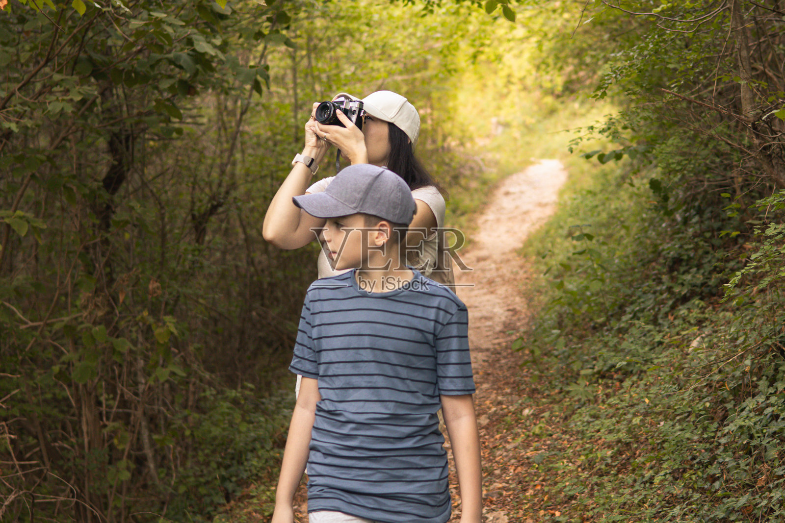 母子俩用老式老式相机在大自然中拍照。他们正在寻找稀有的鸟类和植物并拍摄它们。高质量的家庭度假时间。在公园里享受秋天冒险的珍贵时刻。照片摄影图片