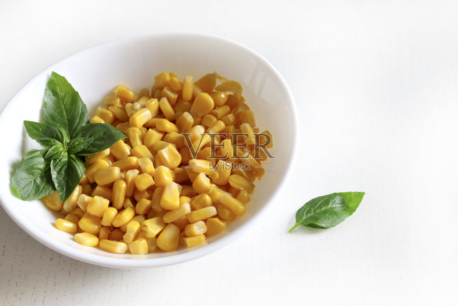 美味的白碗玉米罐头。照片摄影图片