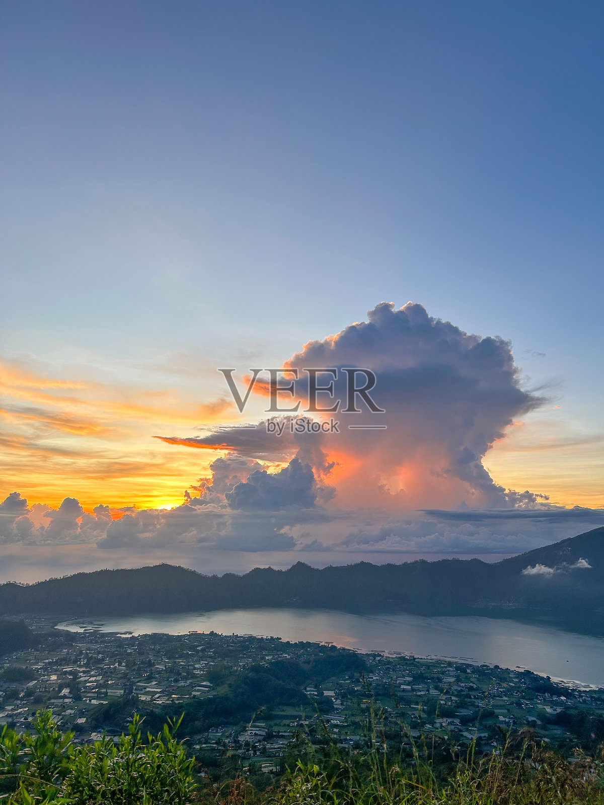 巴厘岛巴图尔山顶上美丽的日出照片摄影图片