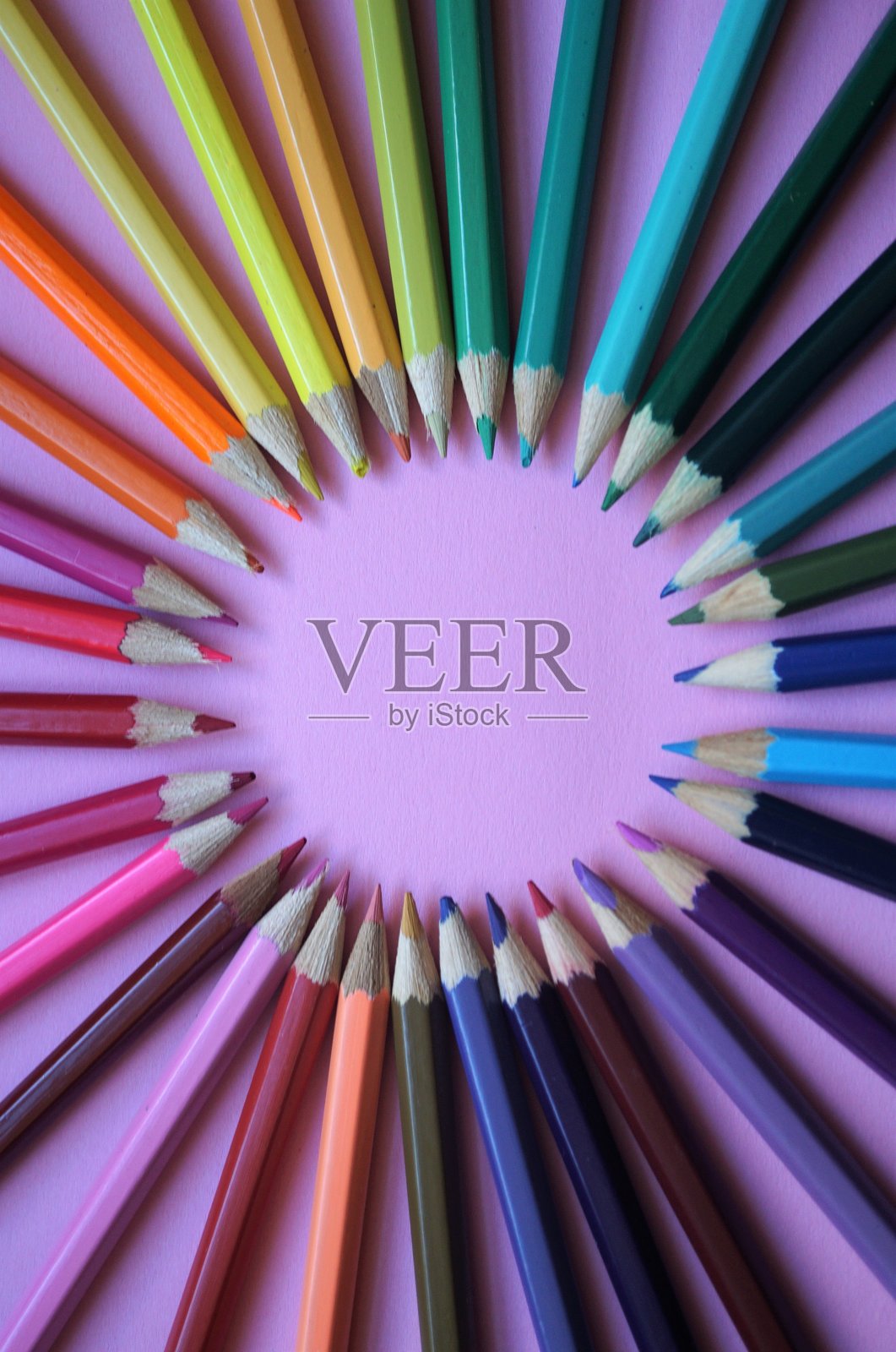 多色铅笔安排在紫色的背景照片摄影图片