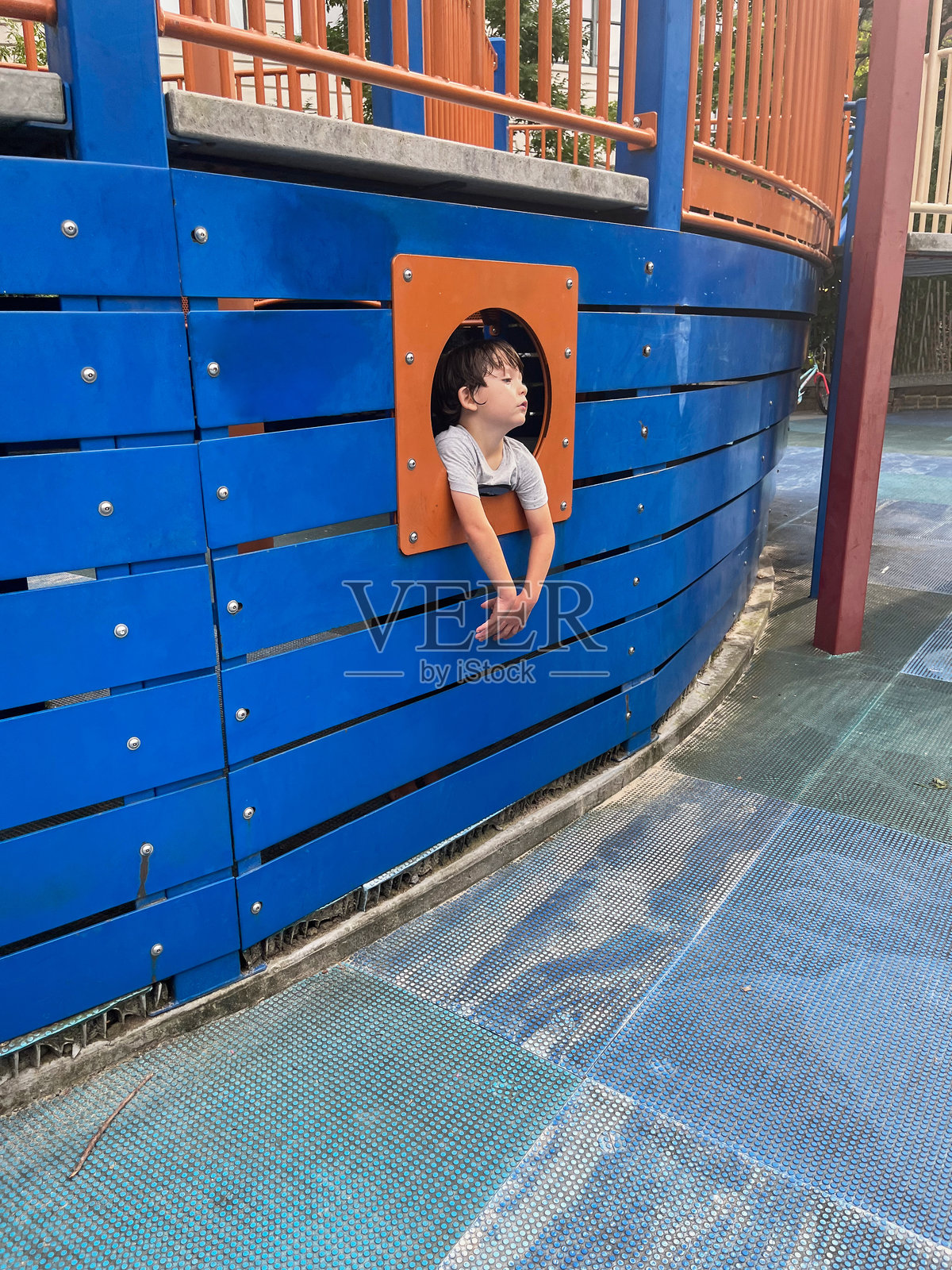 男孩在主街的操场上玩耍照片摄影图片