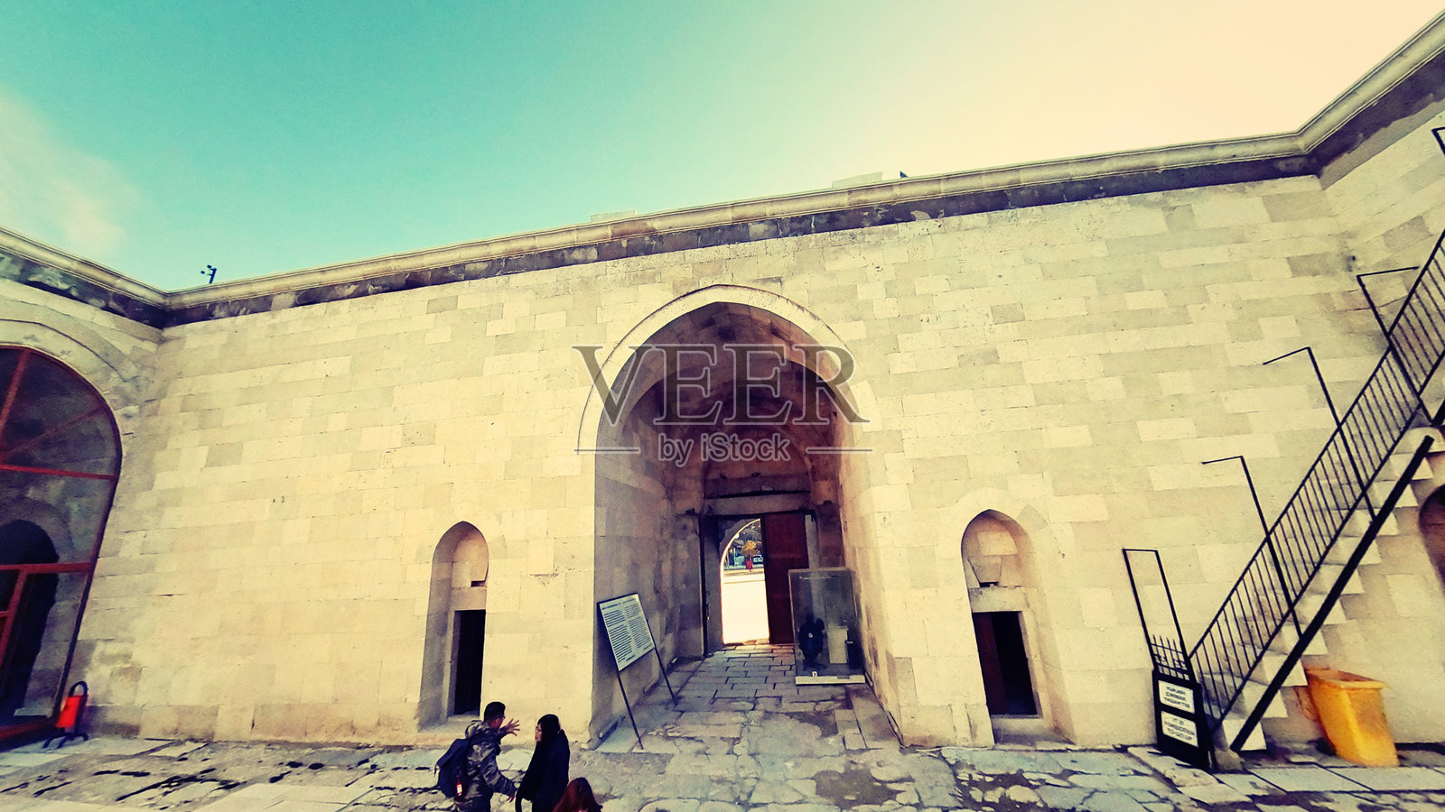 土耳其卡帕多西亚，游客参观商队要塞，该要塞用于保护丝绸之路上的商人和动物照片摄影图片