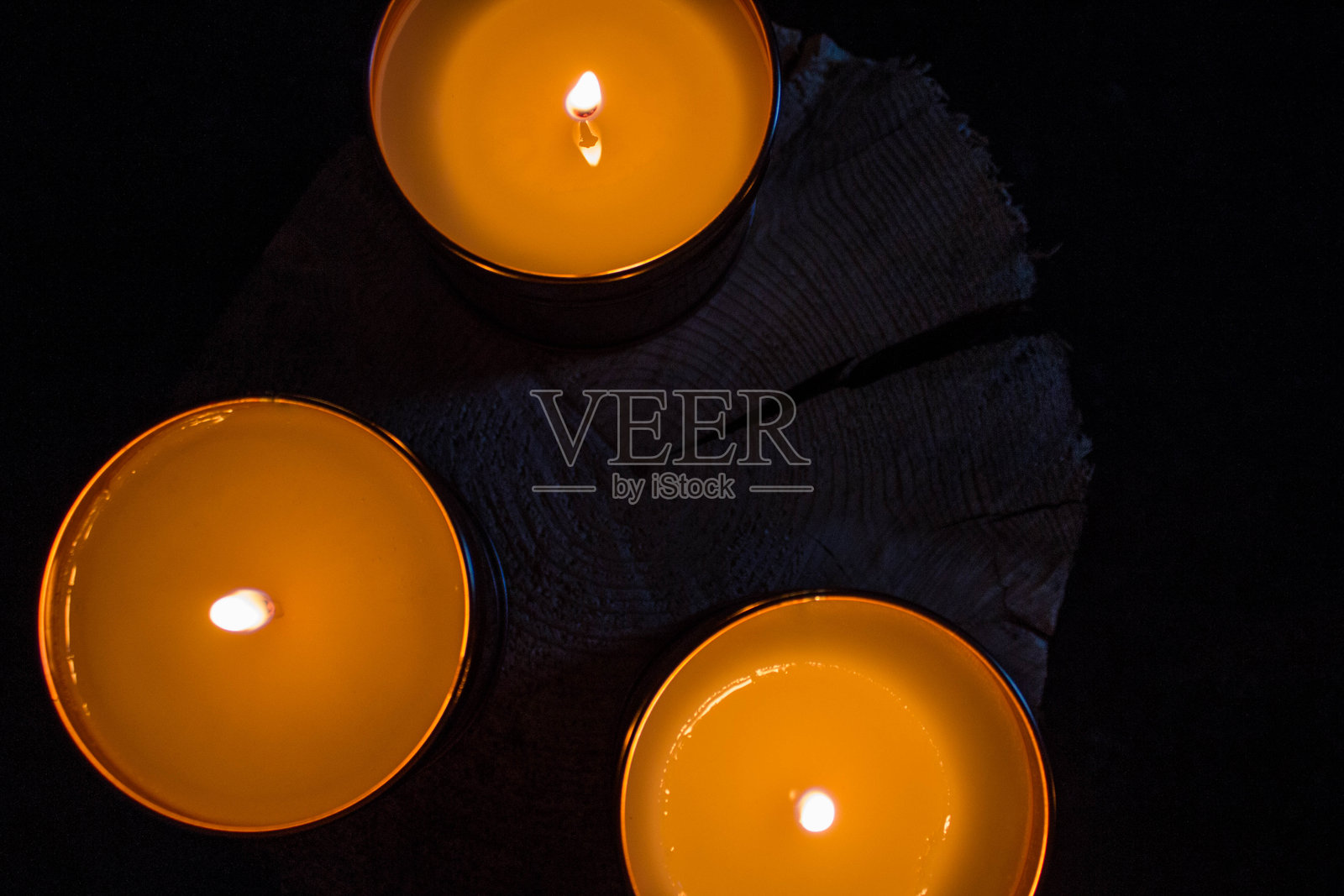 蜡烛在黑暗中点燃照片摄影图片