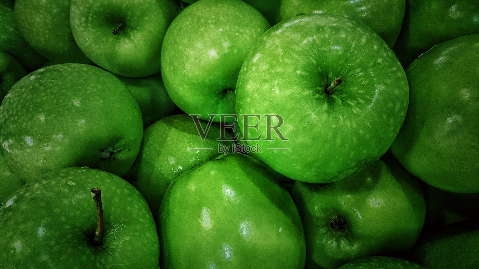 全画幅拍摄奶奶史密斯苹果在市场摊位出售照片摄影图片