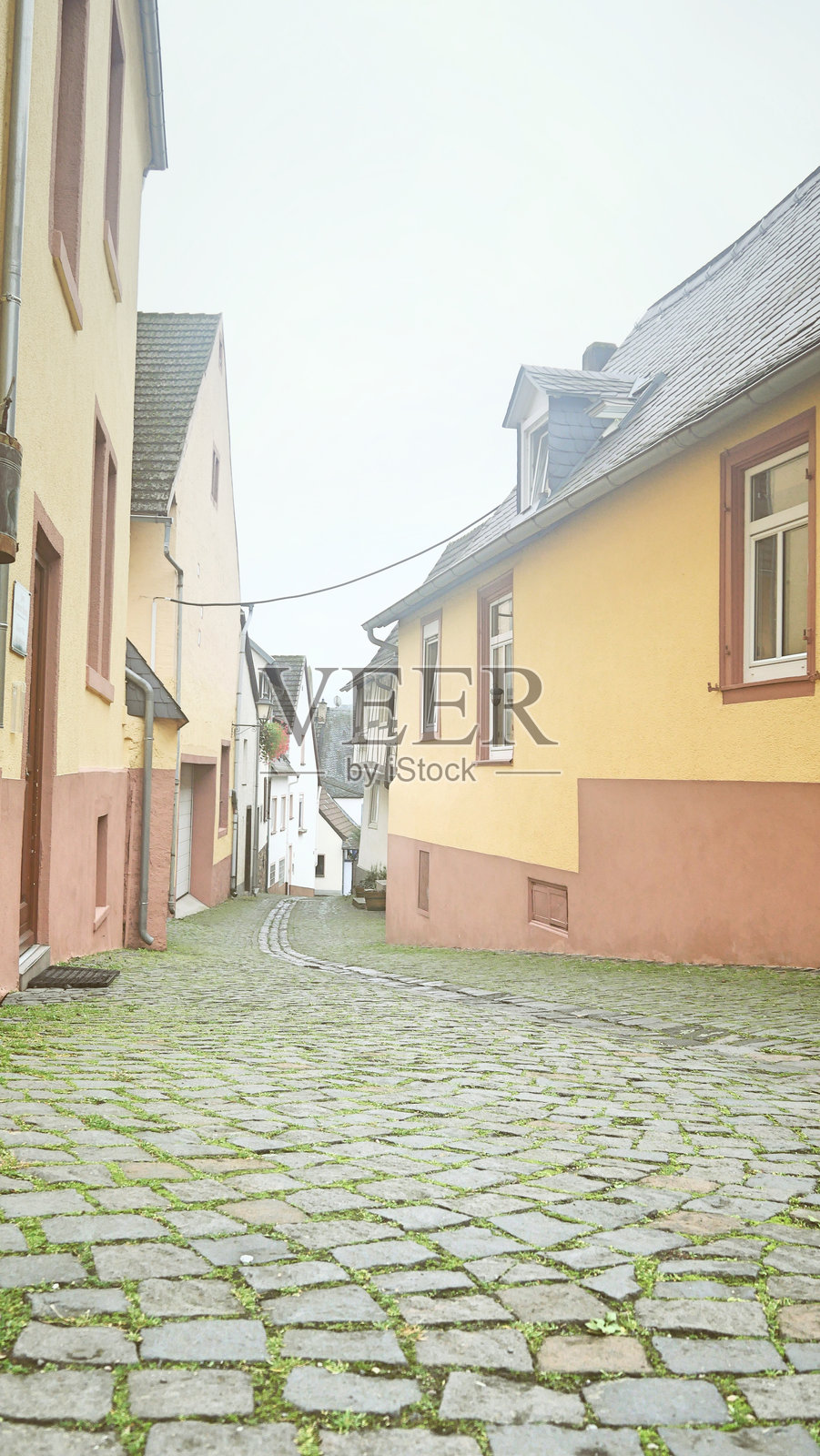 在鲁德斯海姆老城区发现的历史悠久的房屋，位于主要的鹅卵石石路之间照片摄影图片