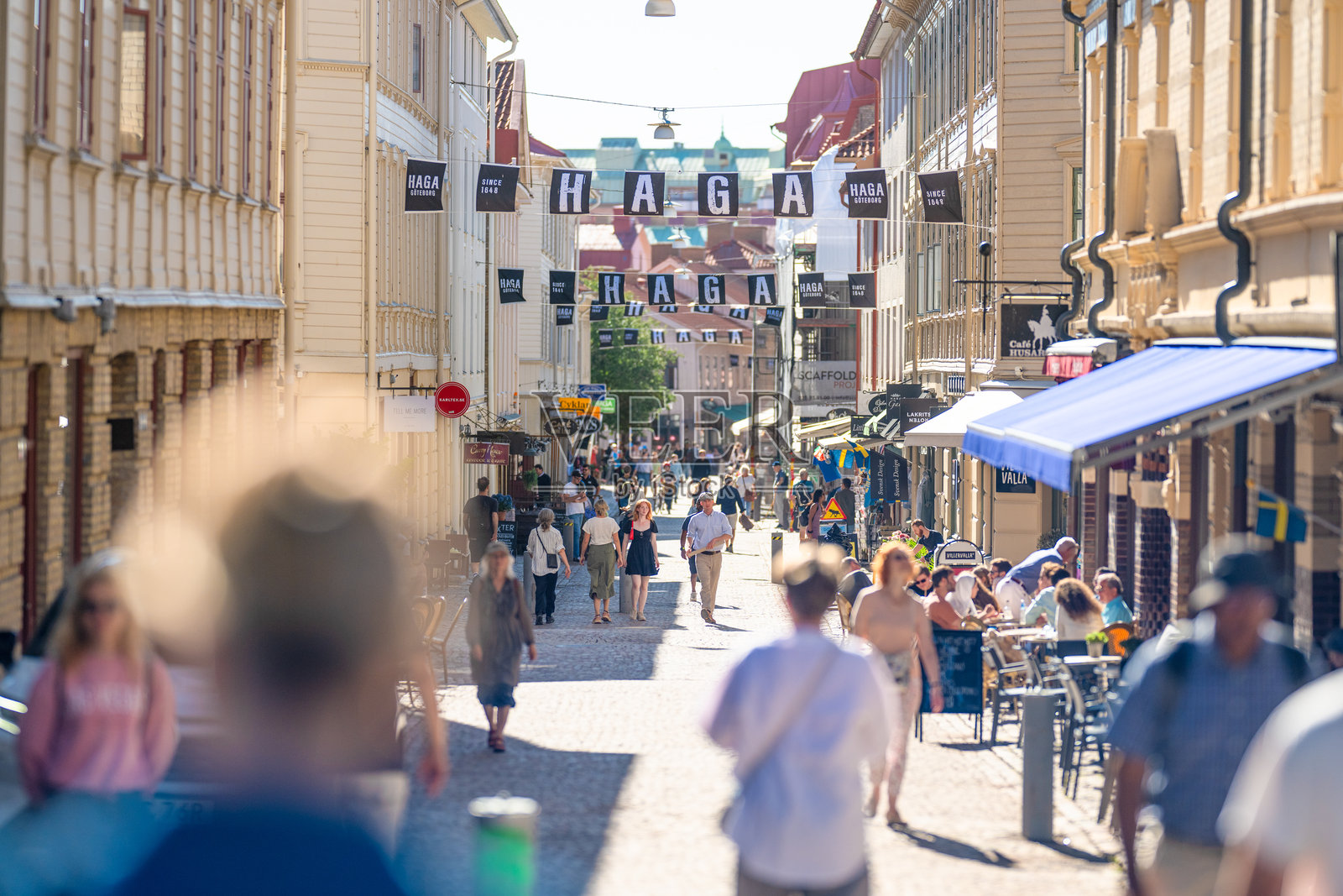 人们走过Haga..照片摄影图片