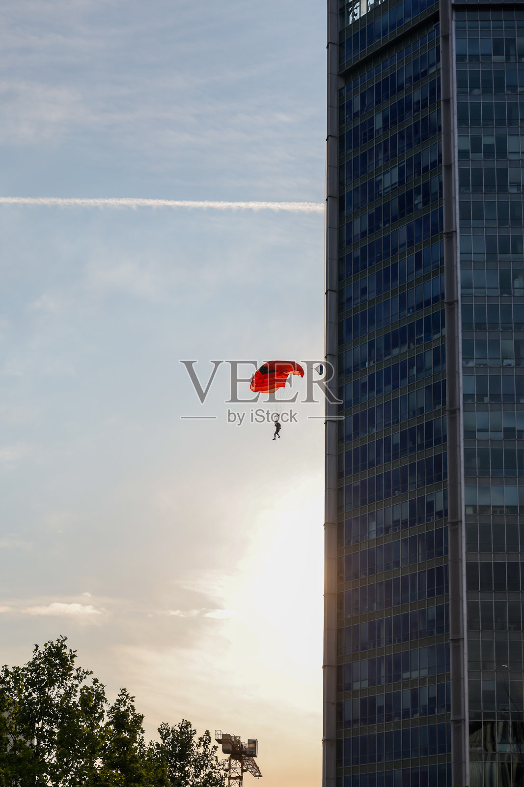 一名定点跳伞者从布拉格郊区一座现代建筑上跳伞照片摄影图片