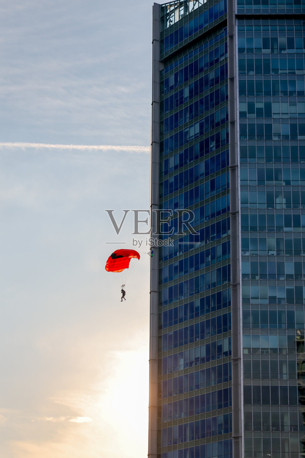 一名定点跳伞者从布拉格郊区一座现代建筑上跳伞照片摄影图片