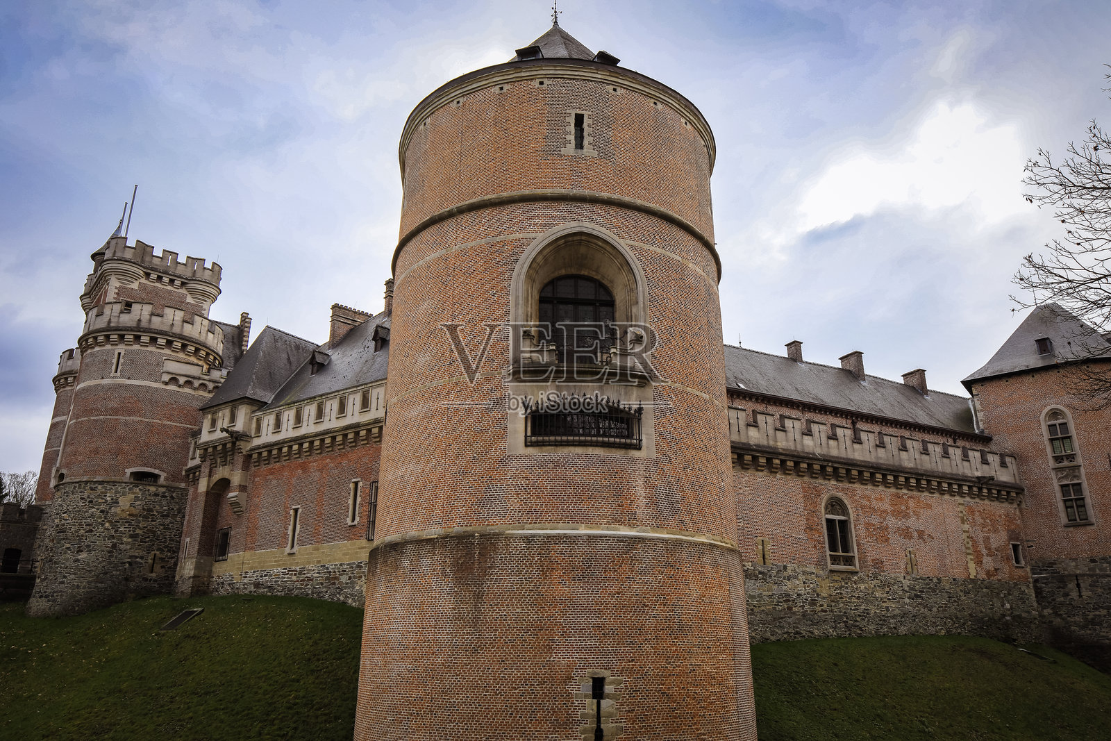 比利时的哈斯贝克城堡在多云的天空下展示了中世纪建筑照片摄影图片