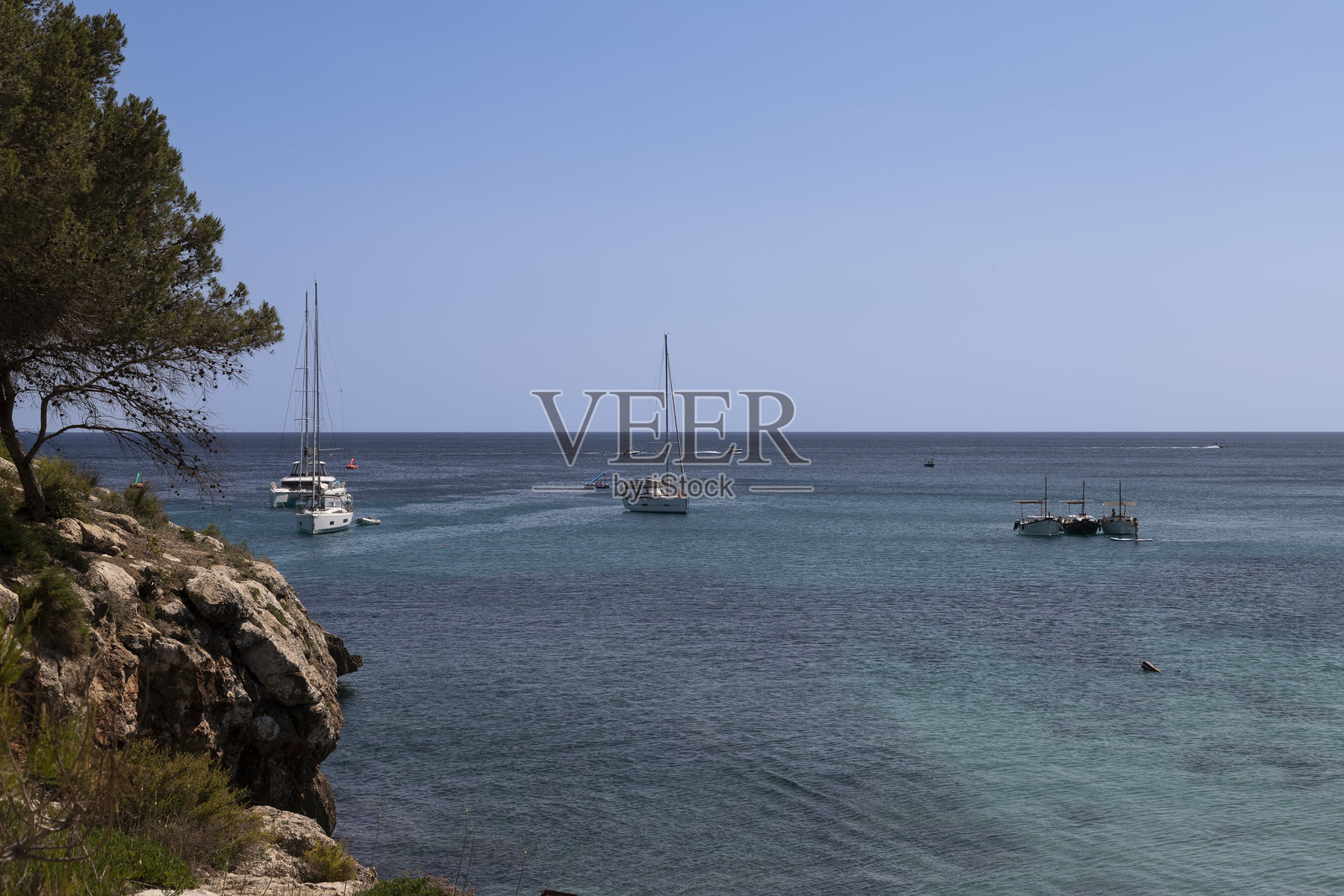 梅诺卡岛卡拉加尔达纳海滨度假胜地附近的海湾。照片摄影图片