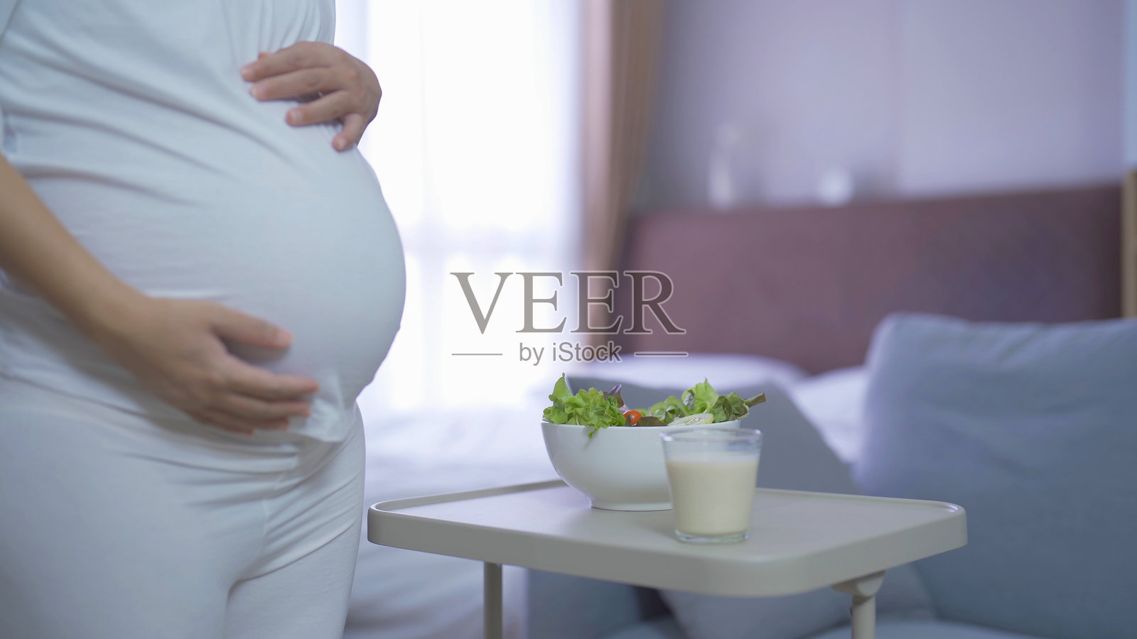 幸福的亚洲孕妇在家里的卧室里吃沙拉蔬菜食品节食的肖像。生孩子了。家庭人的生活方式。妈妈的爱。照片摄影图片