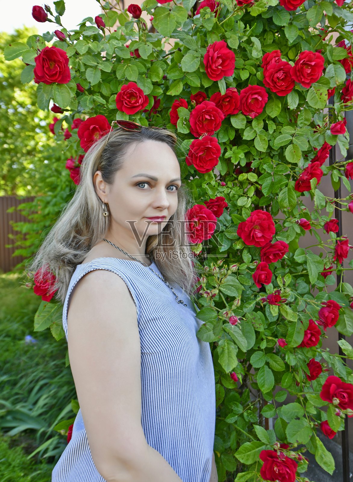 春天里美丽的女人。照片摄影图片