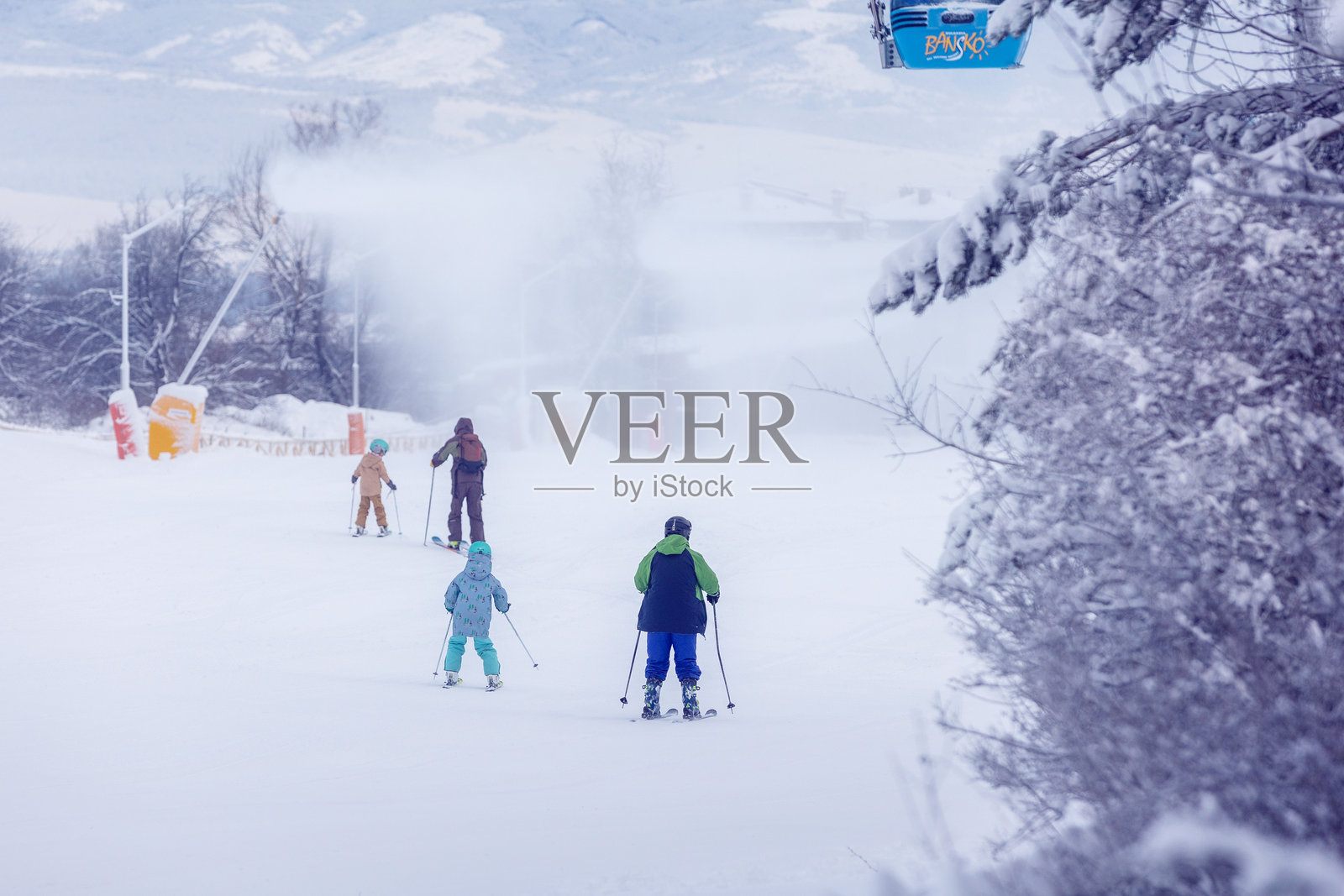 滑雪胜地班斯科，保加利亚，人们，滑雪缆车照片摄影图片