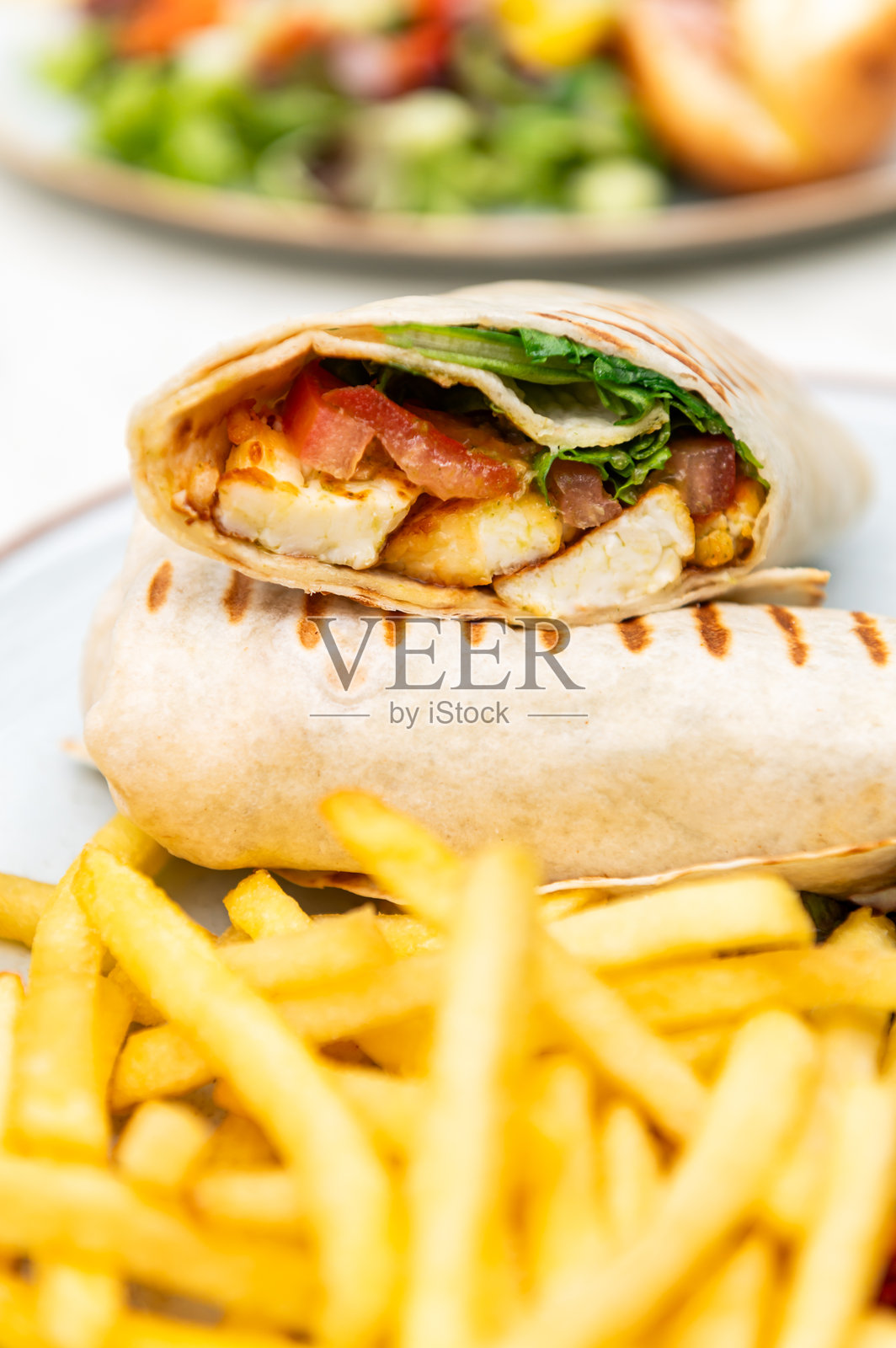 哈鲁米卷配沙拉和薯条照片摄影图片