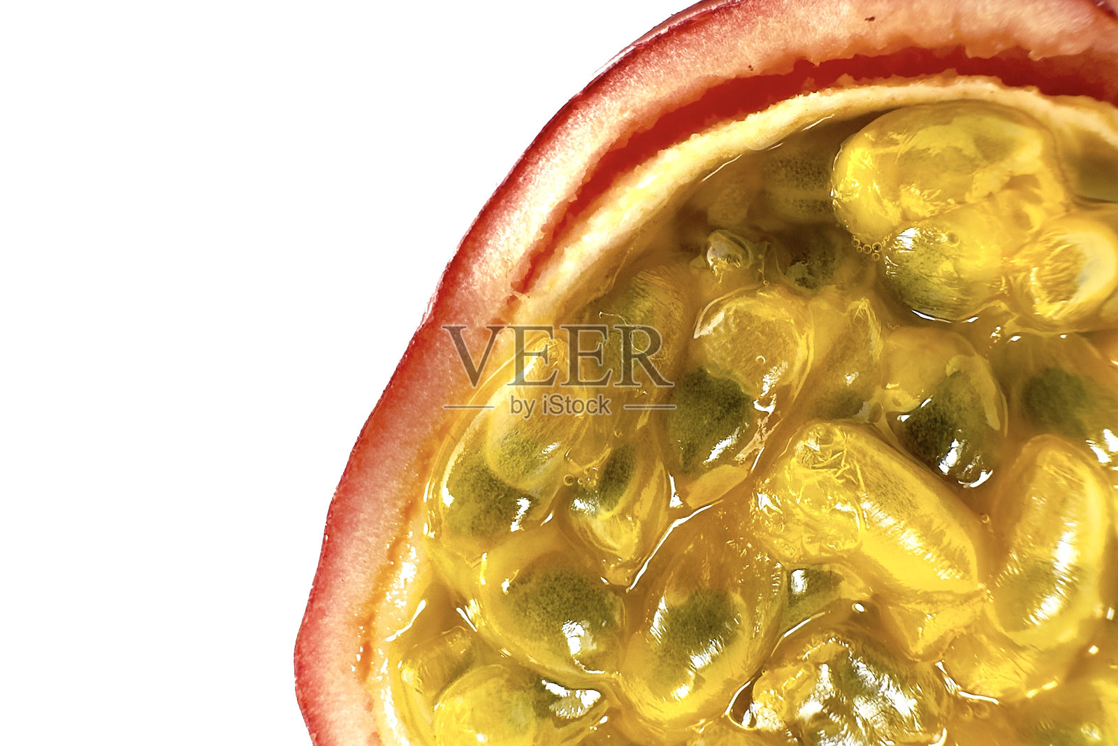 百香果切成两半，在孤立的白色背景上显示果肉照片摄影图片