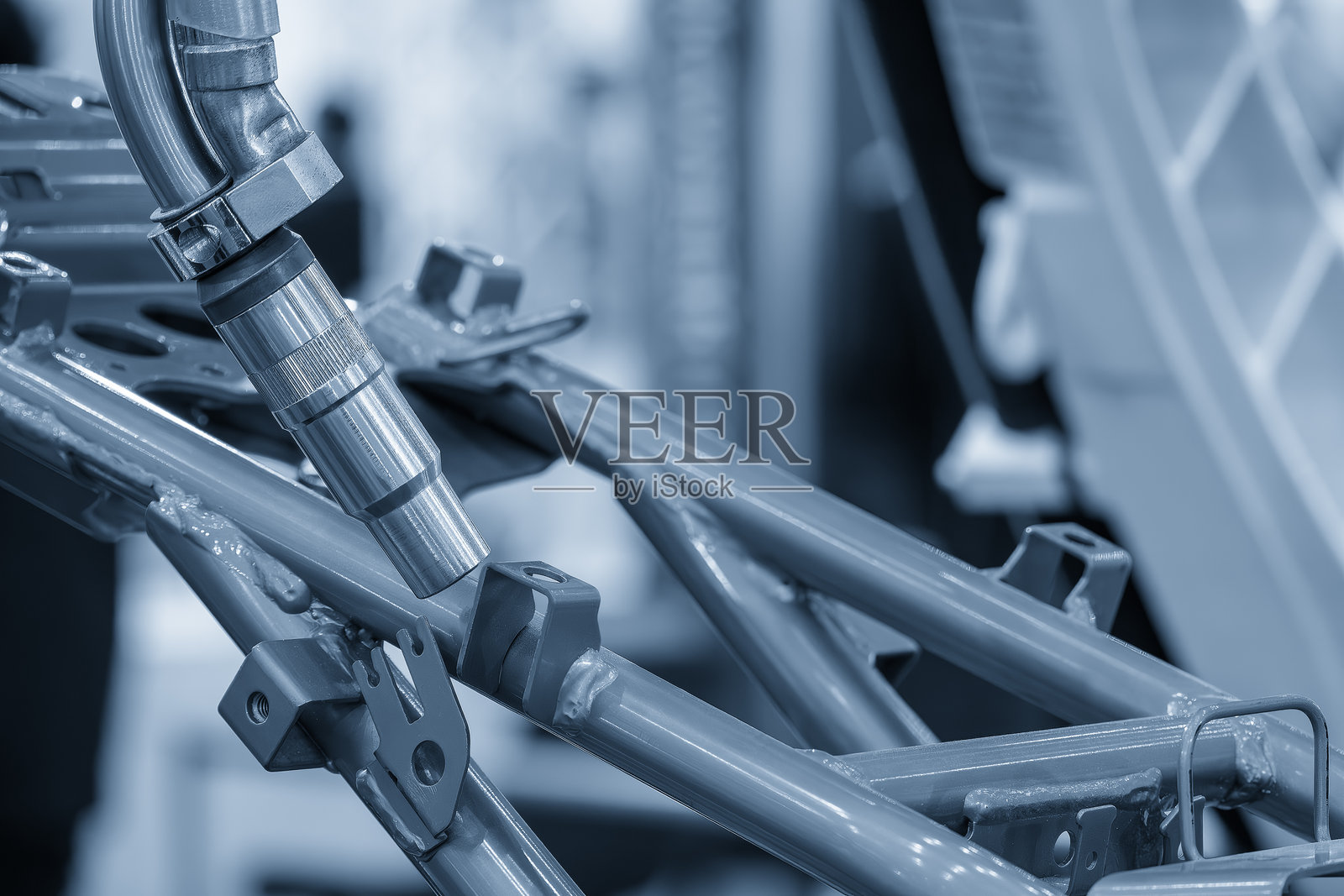 汽车工厂采用机器人系统进行高技术激光焊接。照片摄影图片