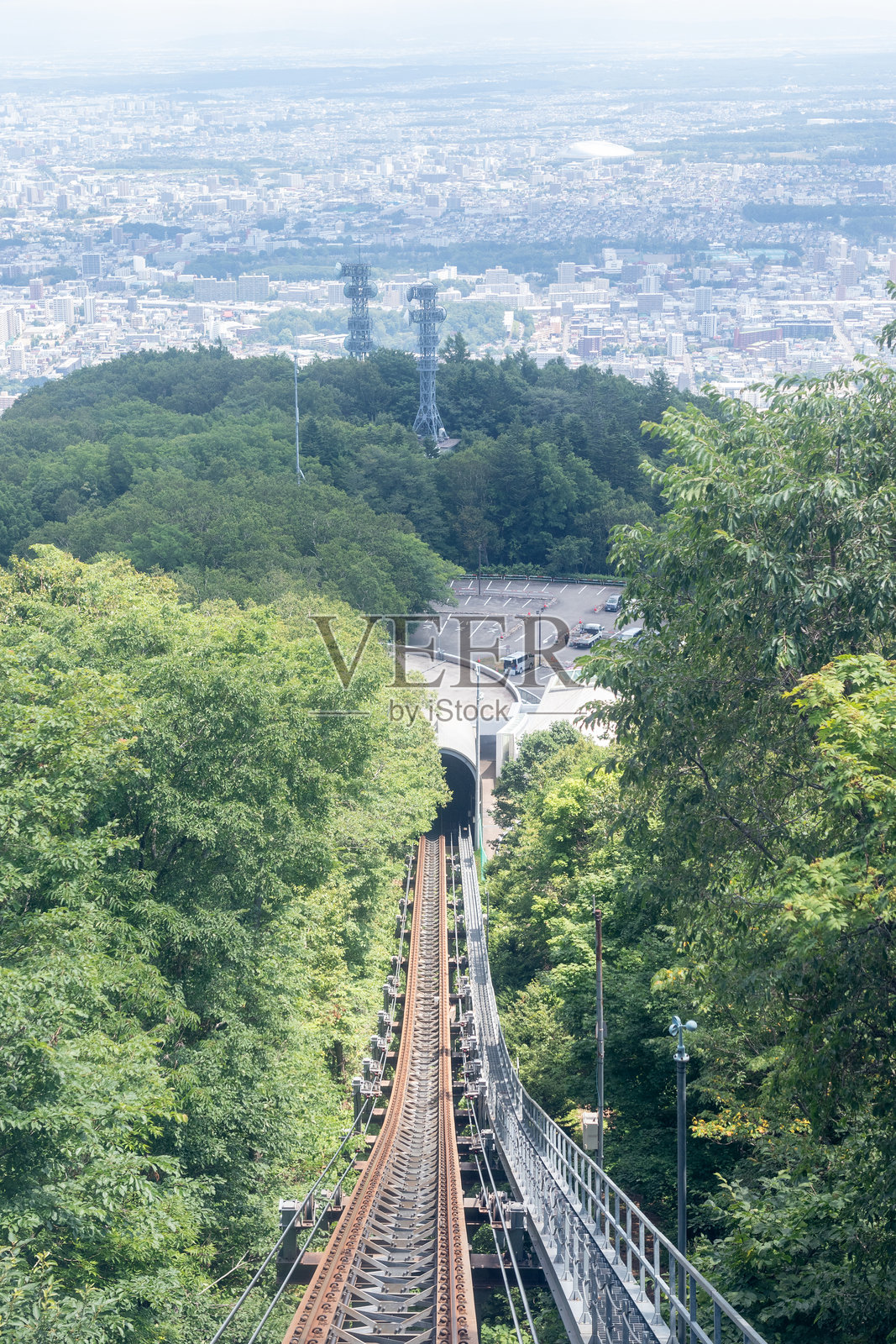 日本北海道，札幌茂和山缆车轨道。照片摄影图片