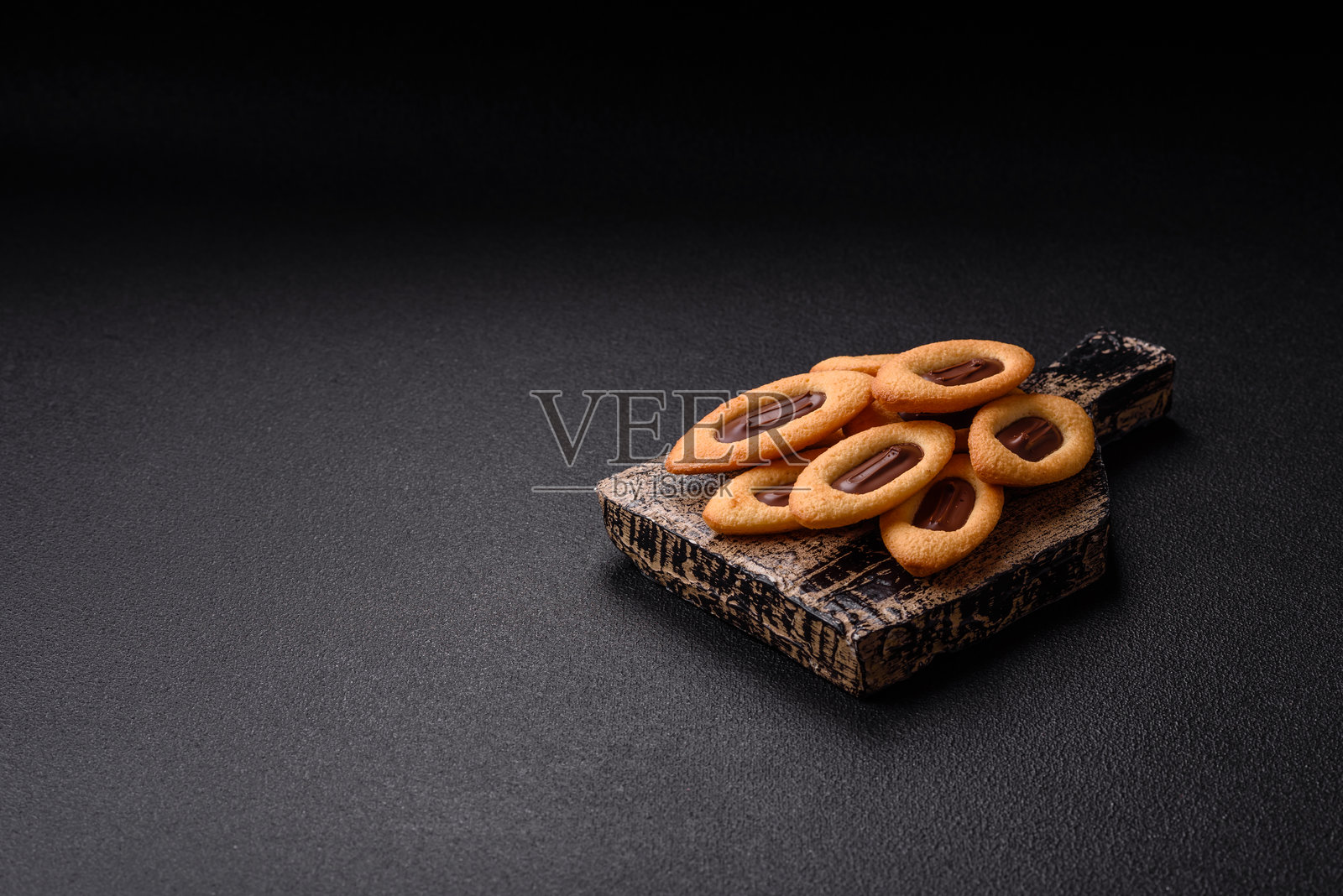 香甜酥脆的饼干，中间有巧克力馅照片摄影图片