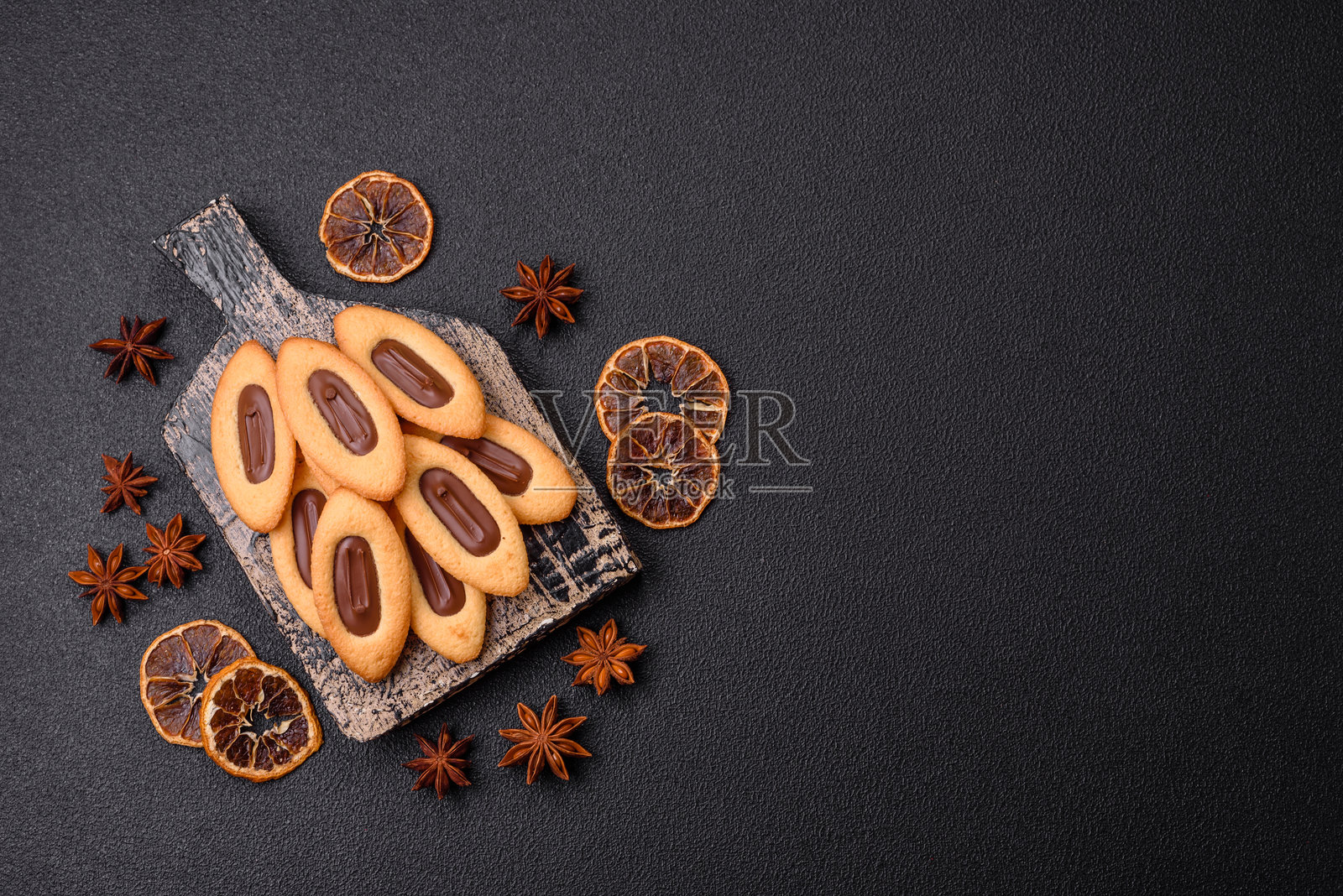 香甜酥脆的饼干，中间有巧克力馅照片摄影图片