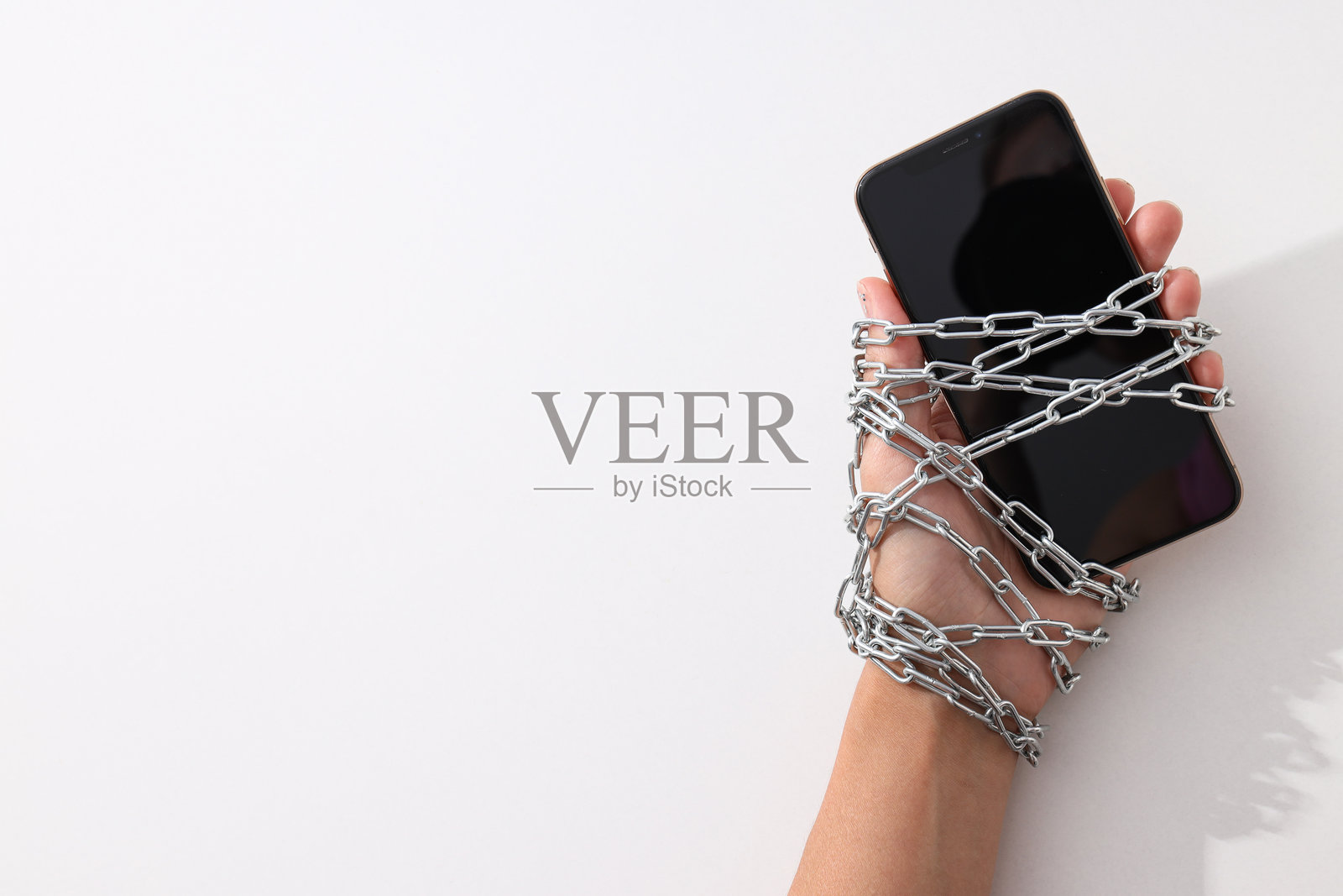 智能手机被锁在一条带锁的链条上照片摄影图片