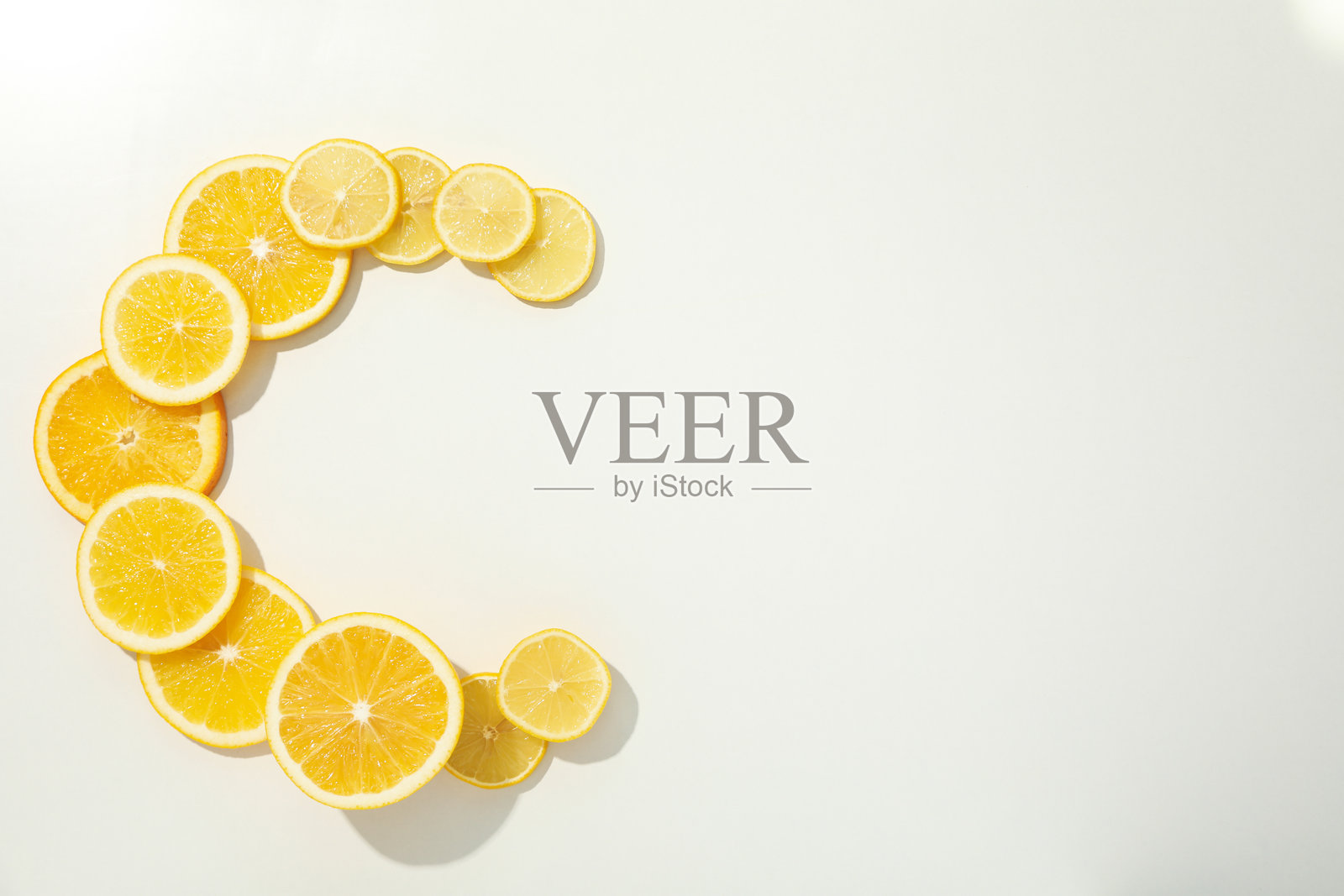 柑橘类水果中的维生素C，以橙色为背景。照片摄影图片