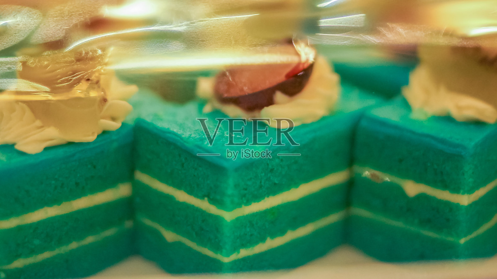 精美的彩色装饰烤制甜美可口的派对蛋糕或宴会蛋糕，适合宴会、酒吧甜点选择与蛋糕、派和糕点的餐饮宴会，咖啡休息时间自助餐会议照片摄影图片