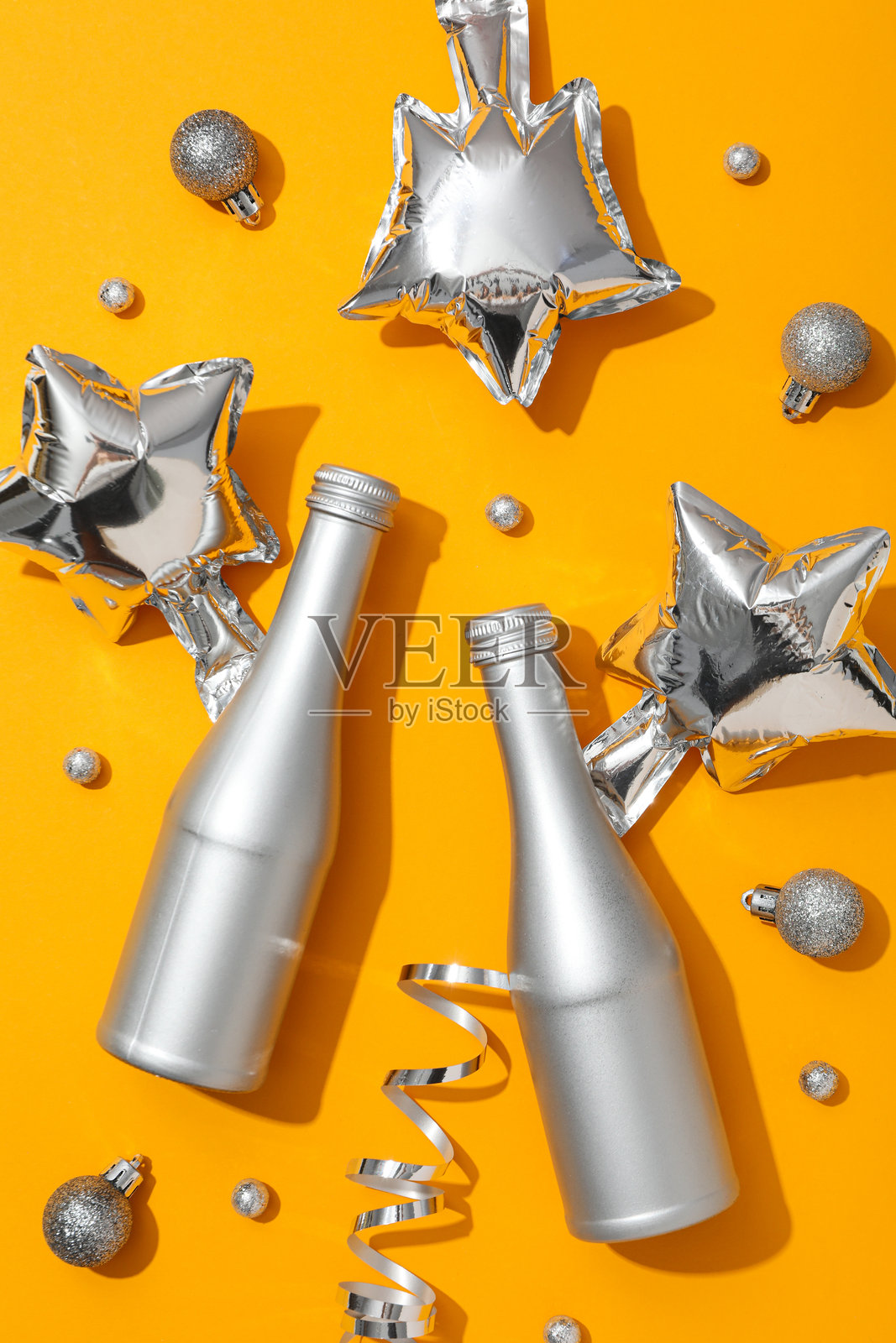 庆祝2024年新年的概念，用瓶子装饰照片摄影图片