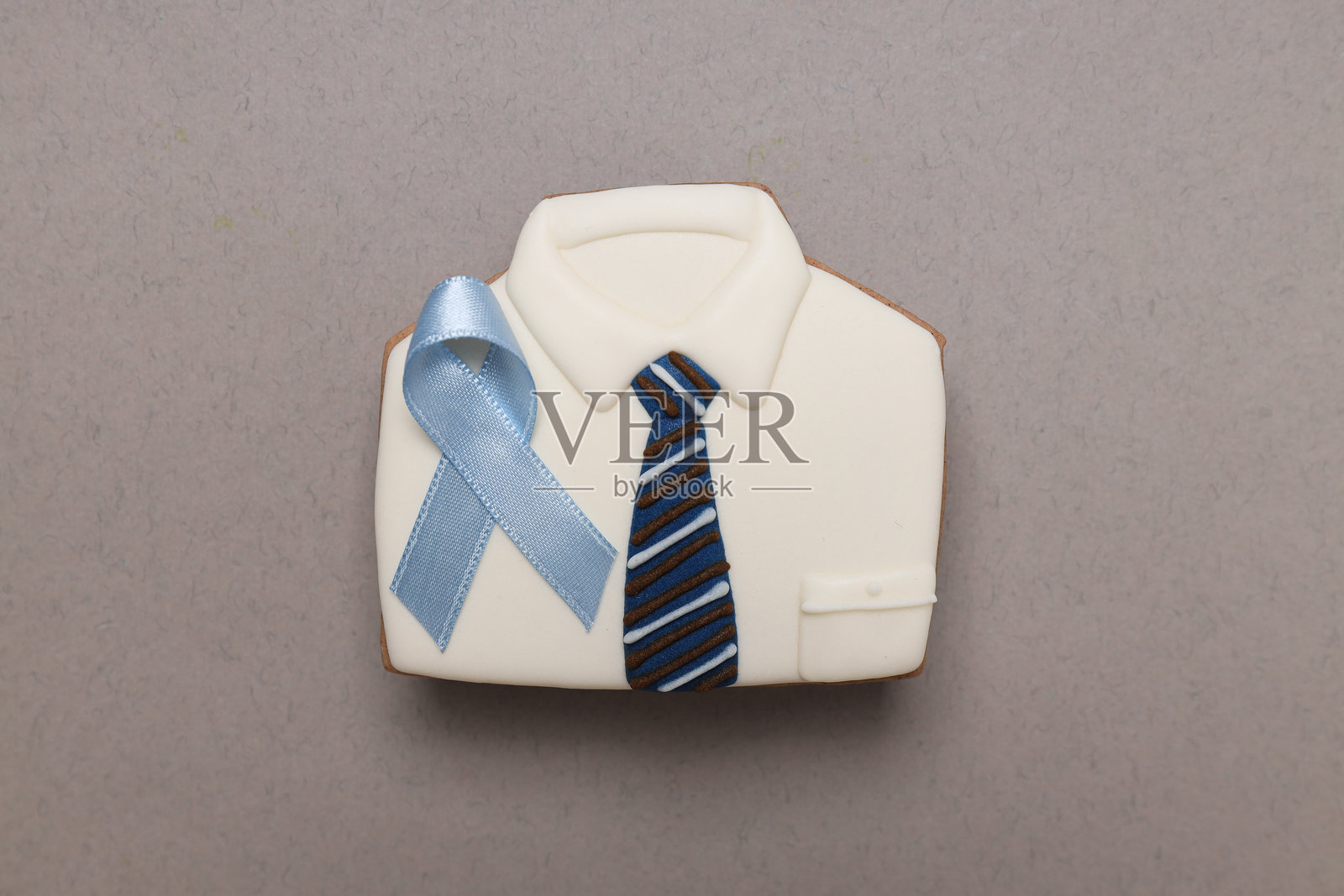 白衬衫上的蓝丝带，八字胡十一月的概念照片摄影图片