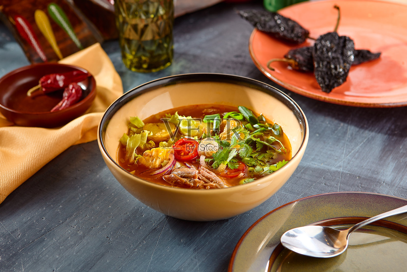 丰盛的羊肉蔬菜汤，质朴的环境，充满活力的色彩和自然光线照片摄影图片