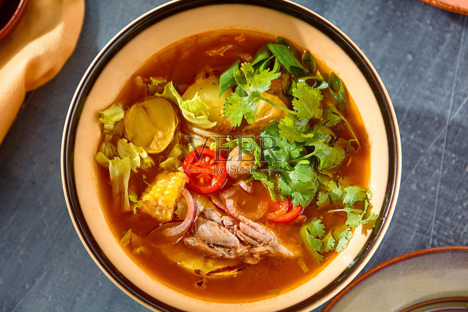 充满活力的羊肉和蔬菜汤在乡村设置-温暖的色调和俏皮的组成照片摄影图片