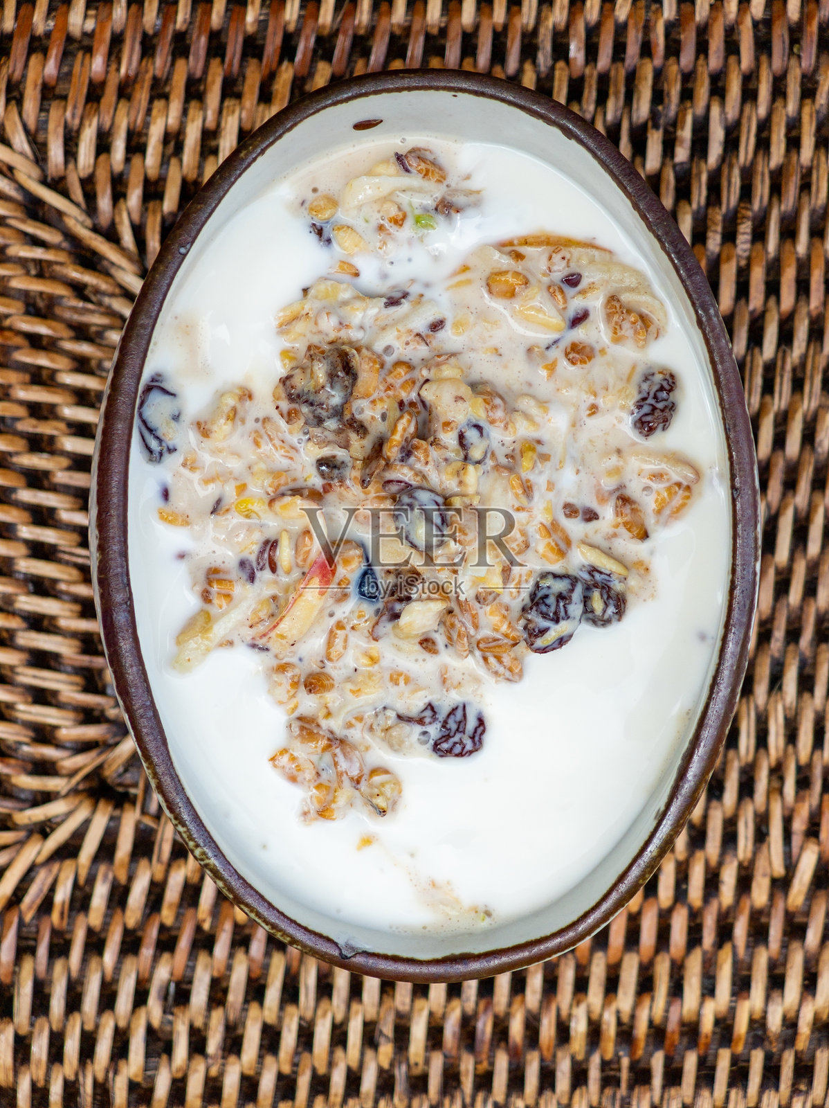 美味的奶油酸奶和格兰诺拉麦片照片摄影图片