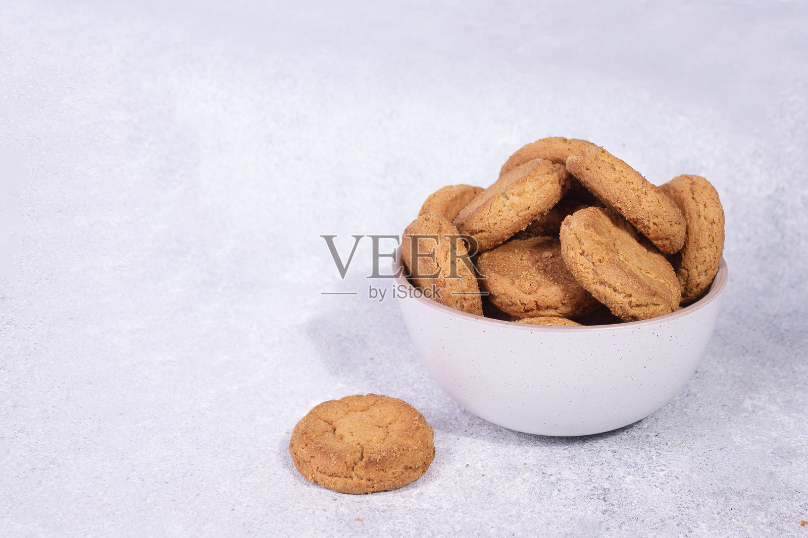 燕麦饼干装在白色陶瓷杯里，复制空间照片摄影图片