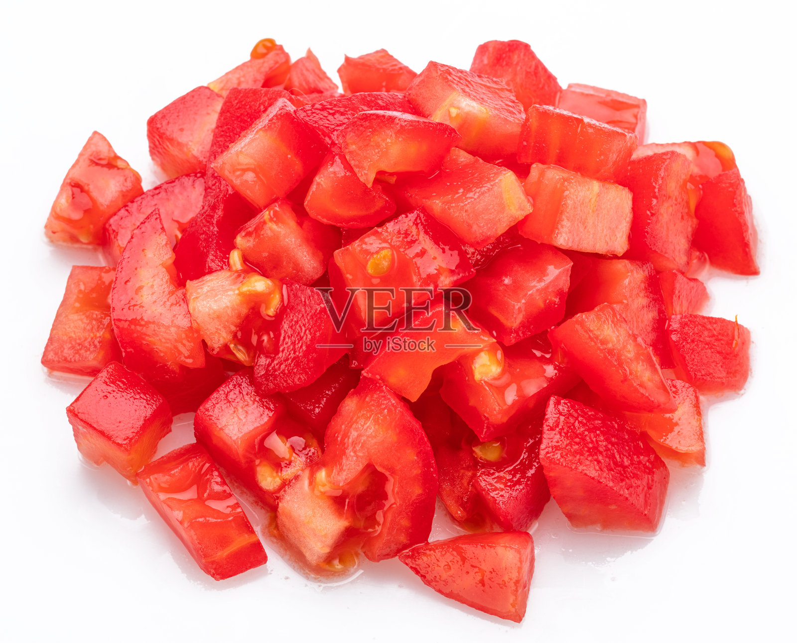 去皮切丁的西红柿被隔离在白色的背景上。微距镜头。照片摄影图片